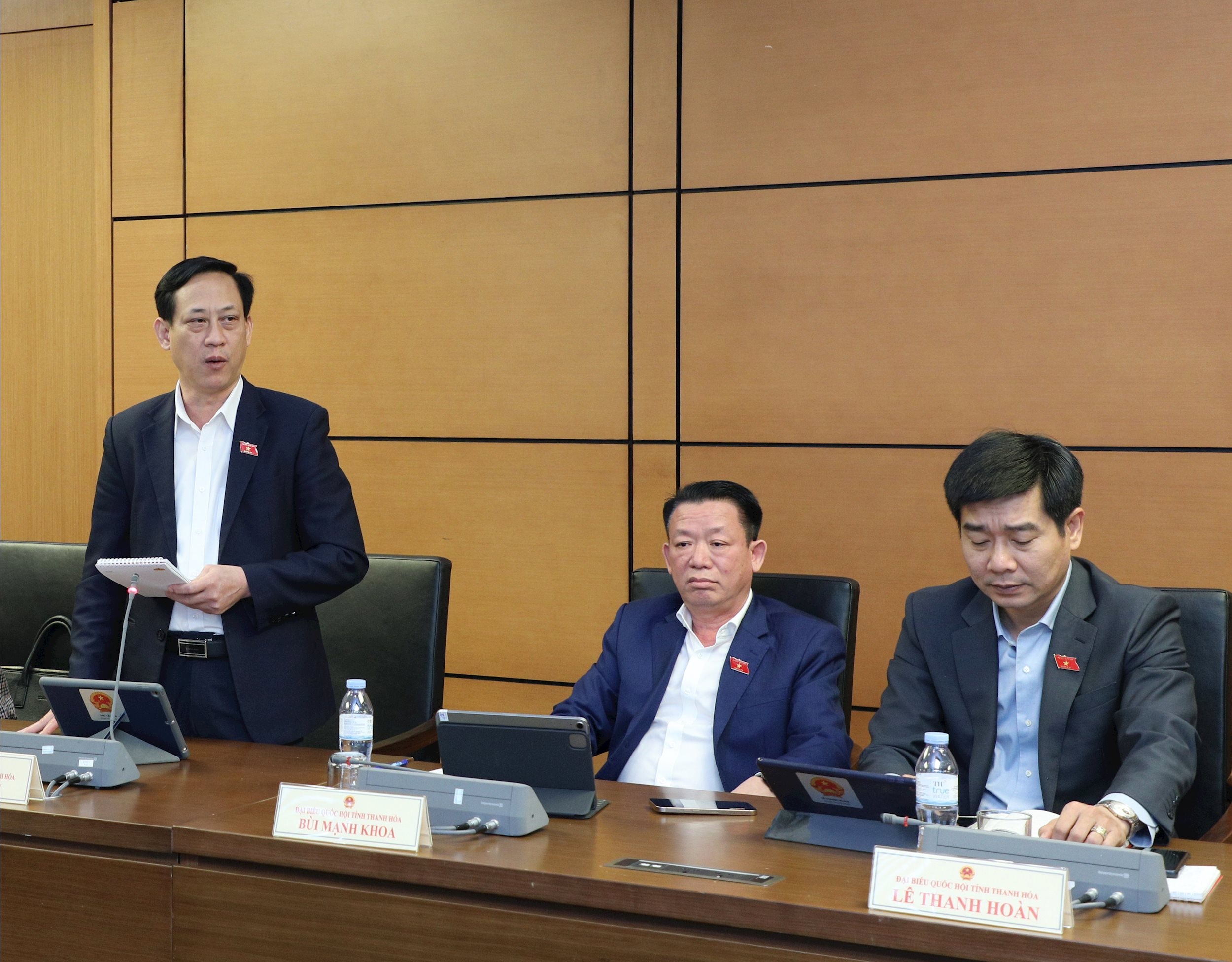 Phó Trưởng Đoàn ĐBQH tỉnh Thanh Hóa Mai Văn Hải thảo luận tại tổ