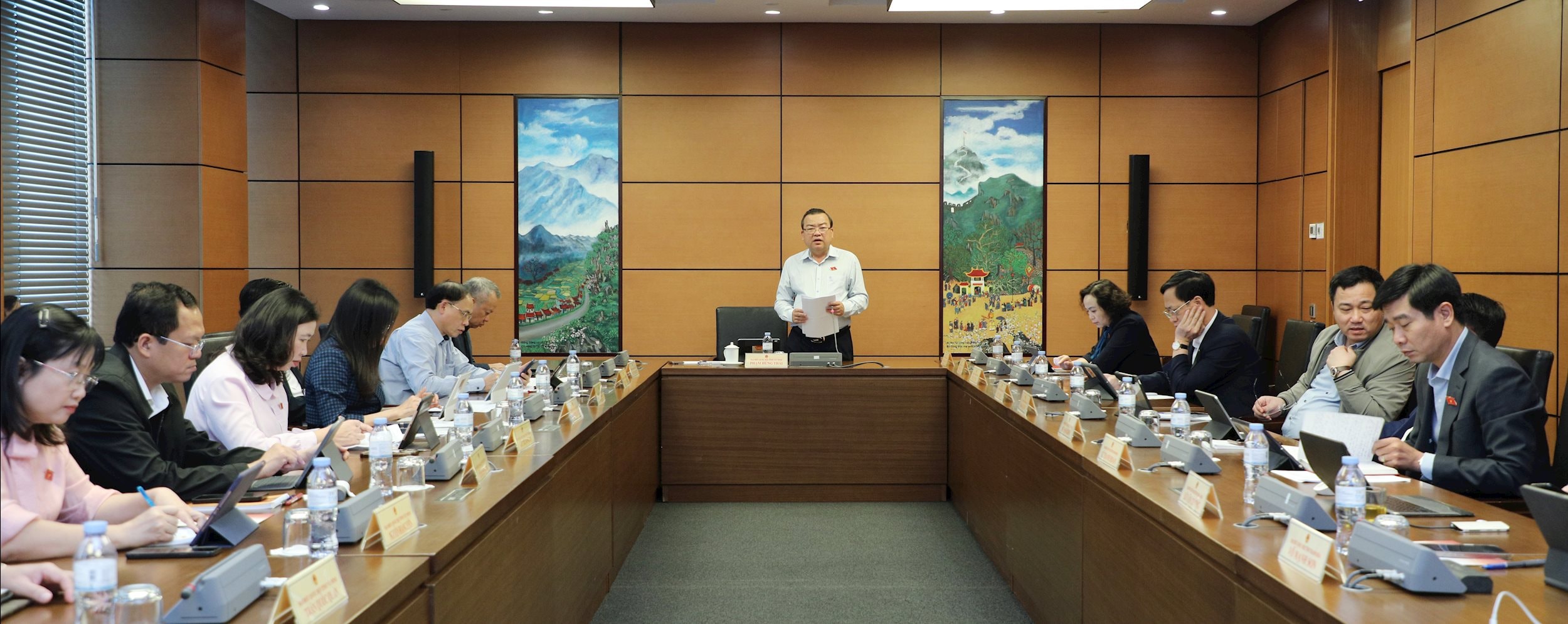 Toàn cảnh tổ 3 gồm Đoàn ĐBQH các tỉnh Thanh Hoá - Tây Ninh thảo luận tại tổ