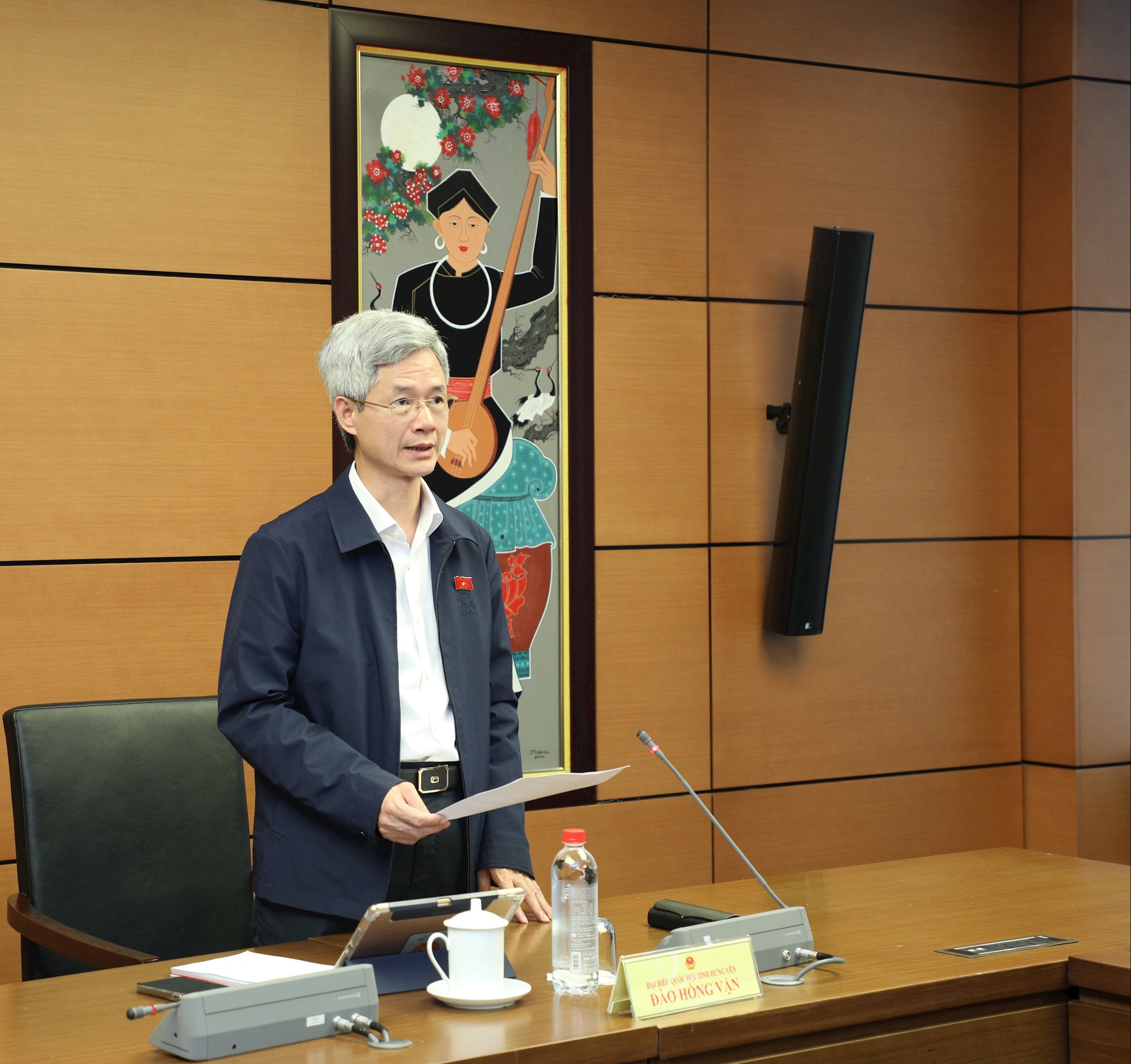 Trưởng Đoàn ĐBQH chuyên trách tỉnh Hưng Yên Đào Hồng Vận chủ trì phiên thảo luận tổ