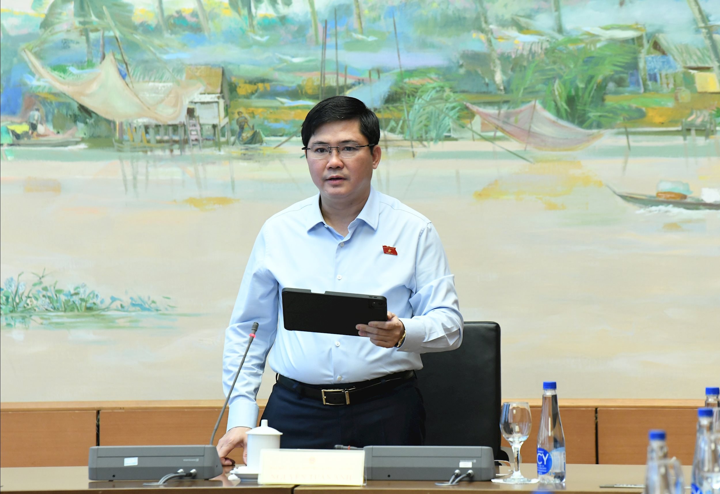 Trưởng Đoàn ĐBQH Thành phố Cần Thơ Nguyễn Tuấn Anh điều hành phiên thảo luận tổ.1