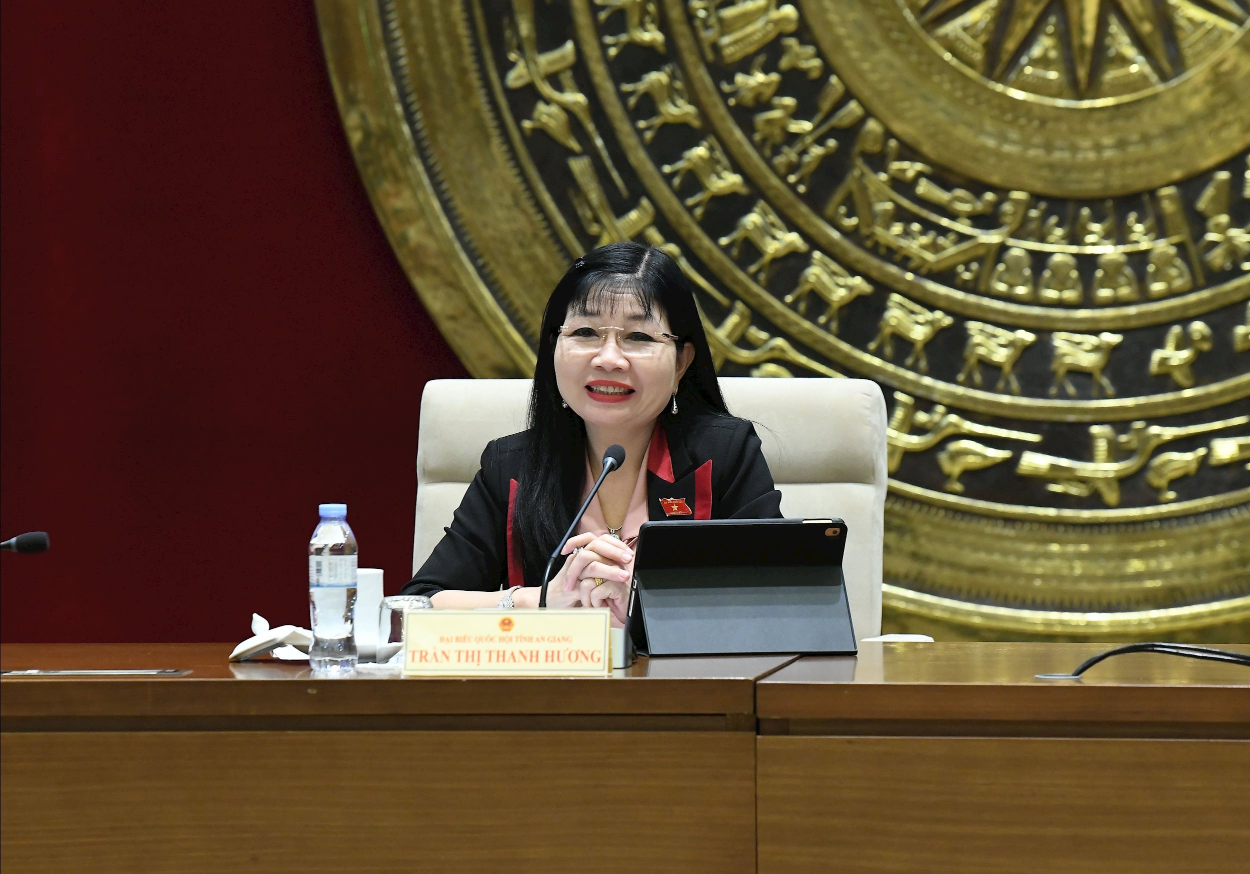 Trưởng Đoàn ĐBQH tỉnh An Giang Trần Thị Thanh Hương điều hành phiên thảo luận tổ