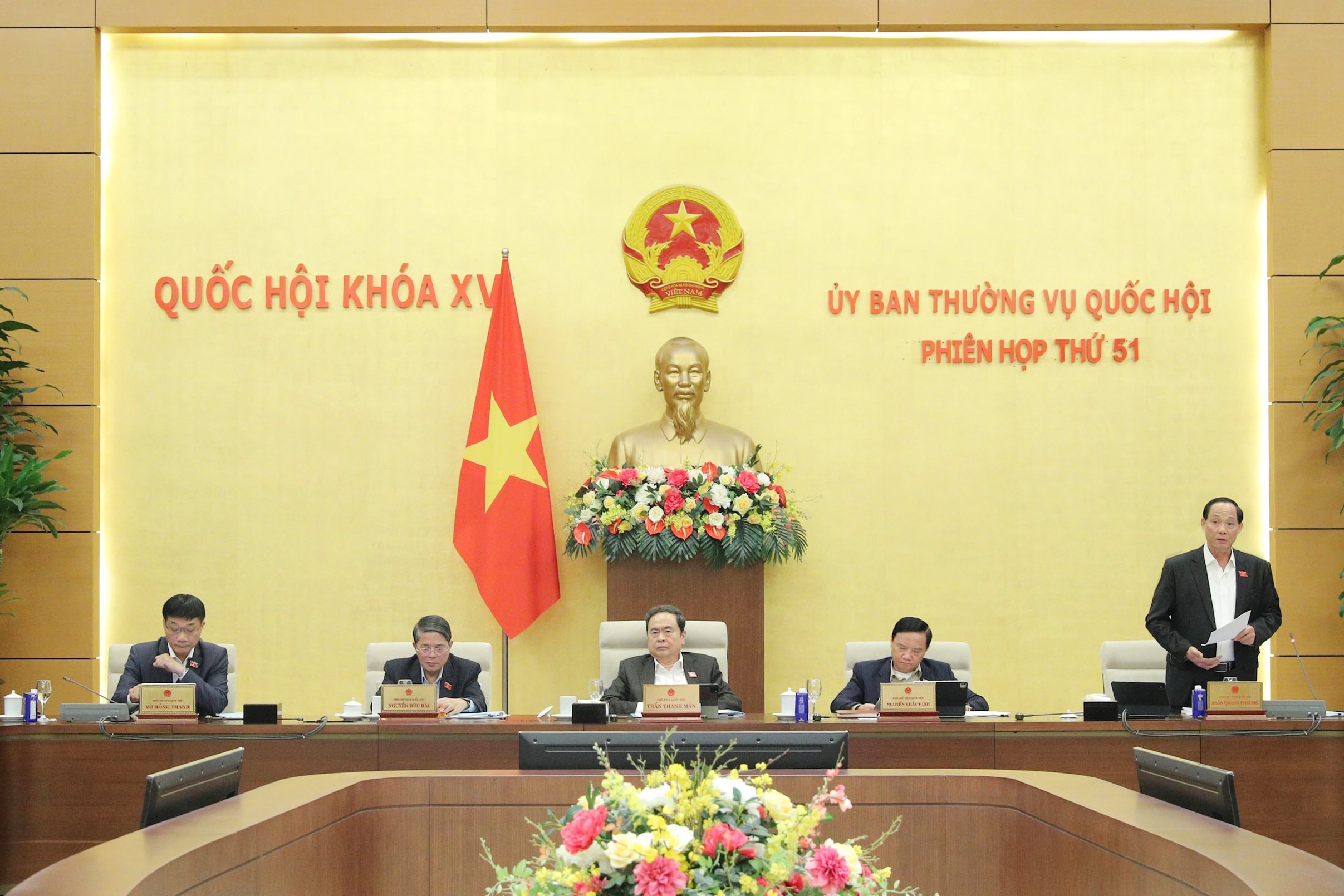 O vice-presidente da Assembleia Nacional, Vu Hong Thanh, presidiu a reunião.