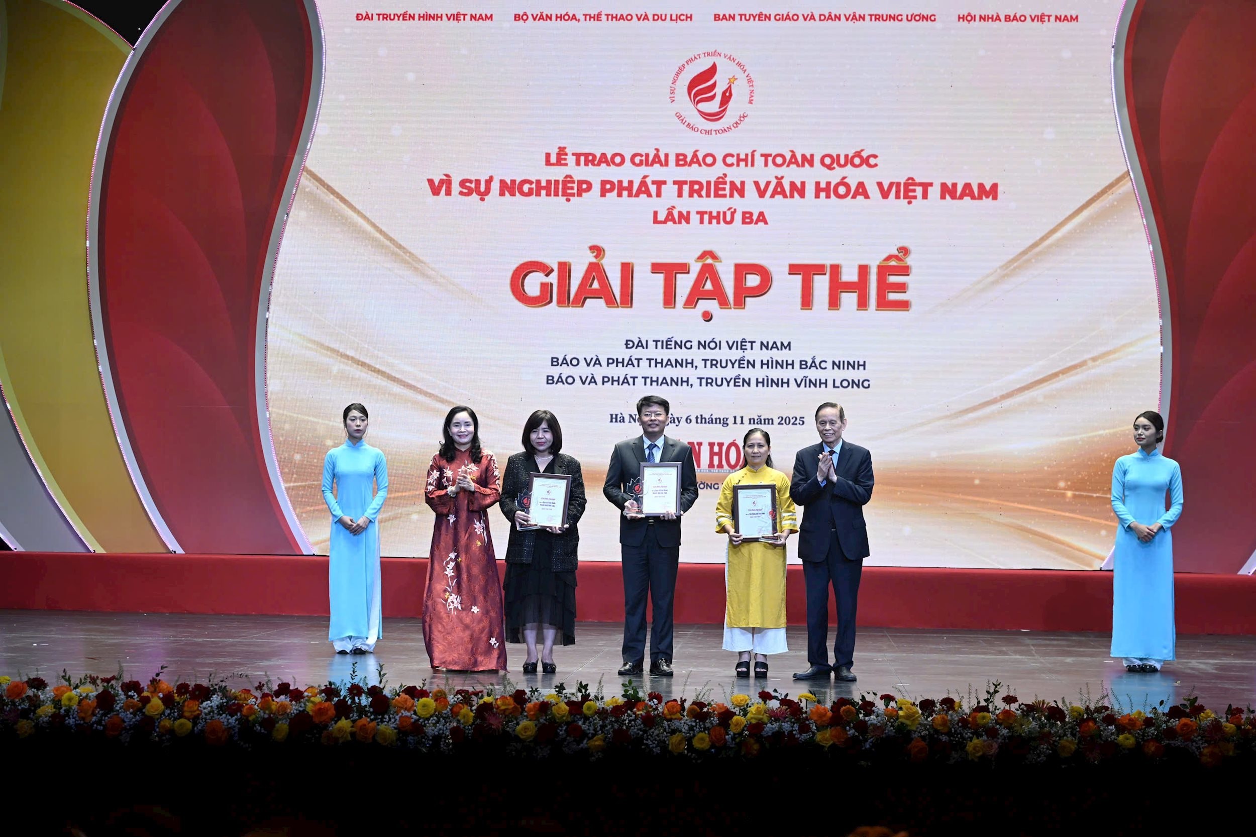 Trao giải tập thể cho 3 cơ quan báo chí có nhiều tác phẩm chất lượng go: Đài Tiếng nói Việt Nam, Báo và Phát thanh truyền hình Bắc Ninh, Báo và Phát thanh truyền hình Vĩnh Long