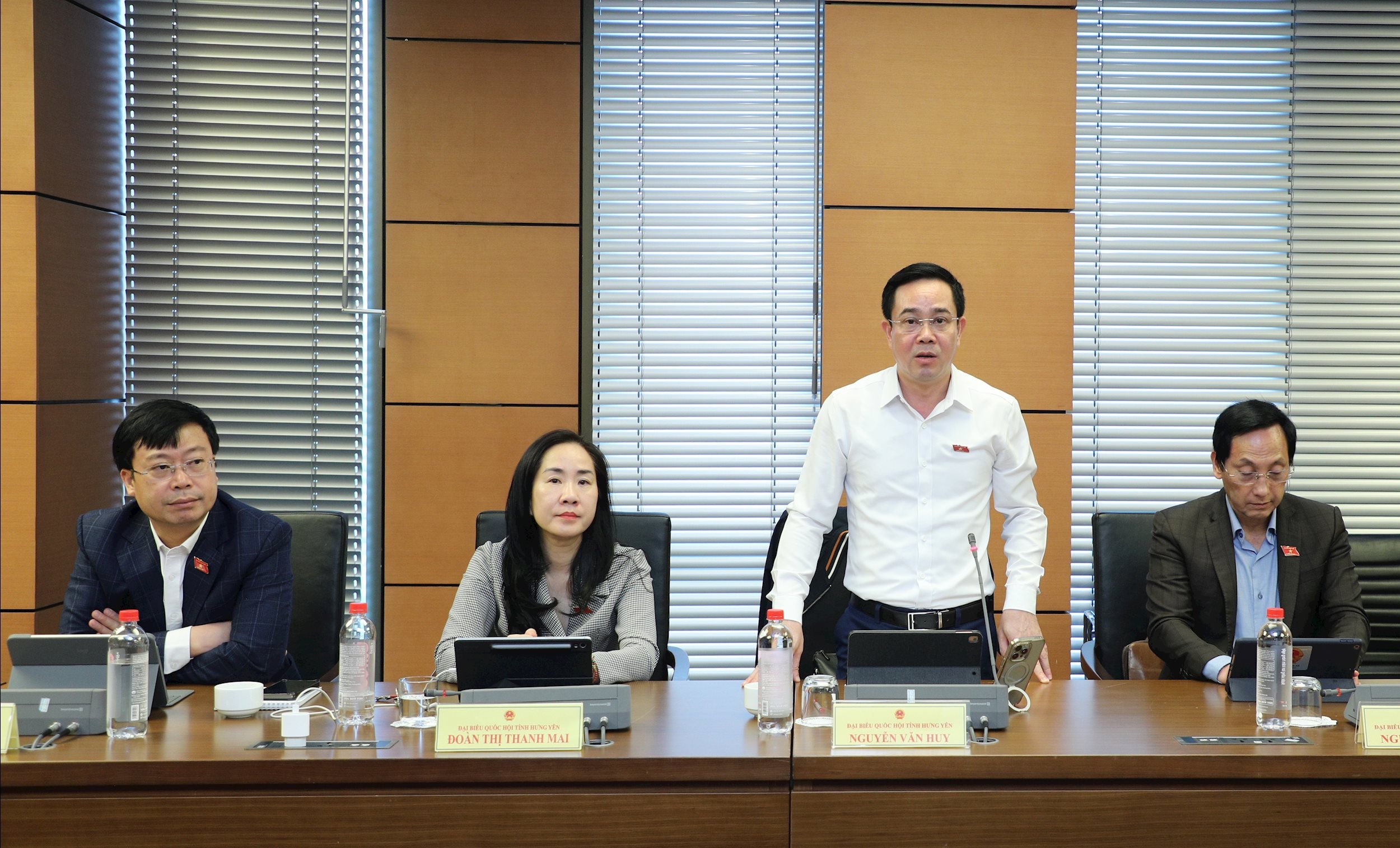 Депутат Национальной ассамблеи Нгуен Ван Хюй (Хынг Йен) обсудил в группе
