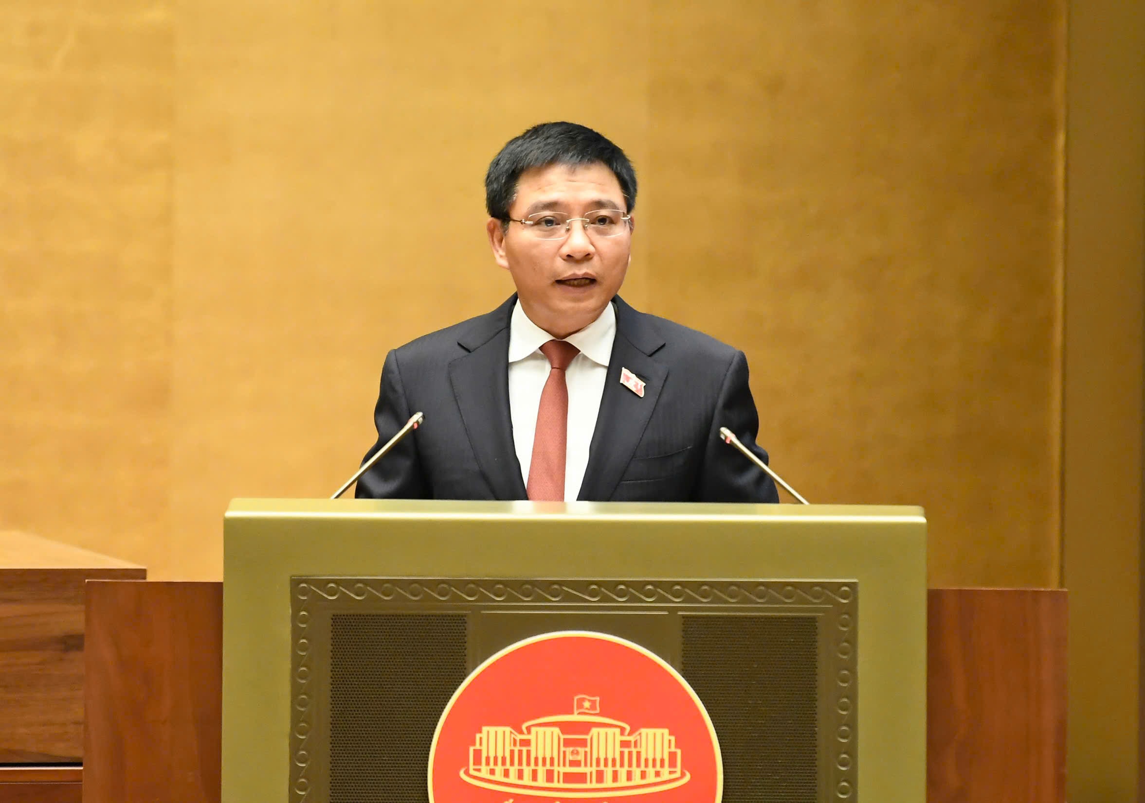 Bộ trưởng Bộ Tài chính Nguyễn Văn Thắng trình bày báo cáo