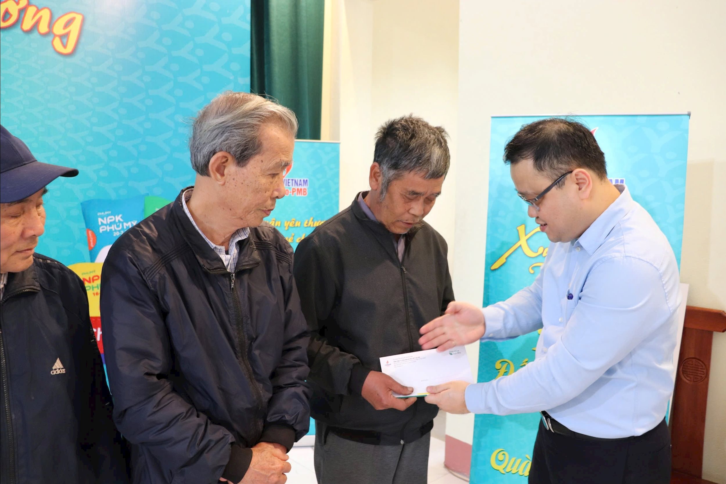 Program Jaro lásky – Tet Sharing přinesl 8 000 dárků do 37 provincií a měst.