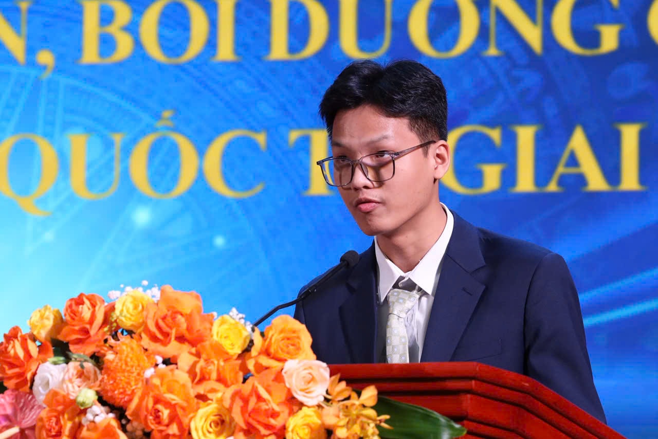 Em Trần Lê Thiện Nhân, Huy chương Bạc Olympic Vật lí quốc tế 2025 chia sẻ tại hội nghị