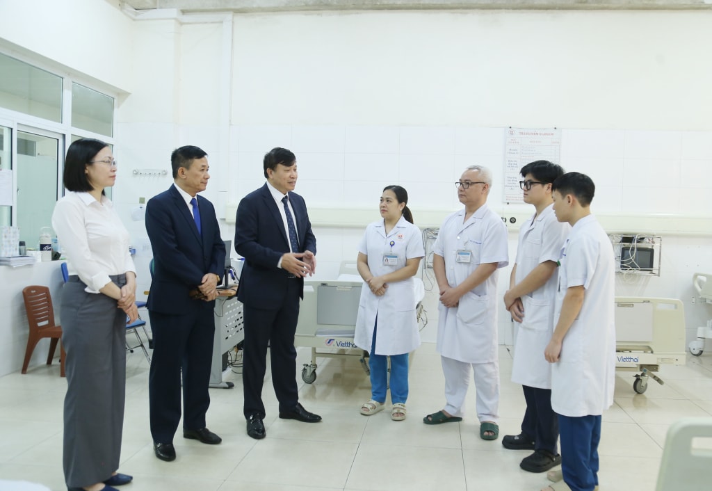 Pemimpin Jabatan Kesihatan menggalakkan dan memberikan tugas kepada doktor dan jururawat Hospital Besar Wilayah Mong Cai.