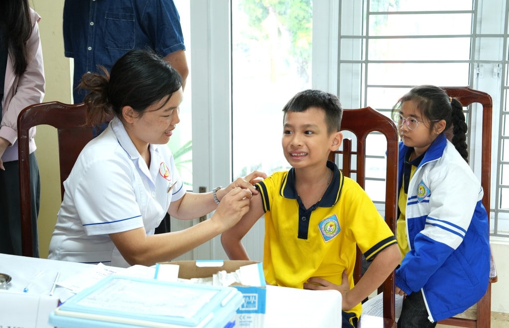 Das medizinische Personal der Gesundheitsstation Mao Khe verabreicht Kindern auf der Station den Tetanus-Diphtherie-Impfstoff (Td). Foto: CDC Quang Ninh