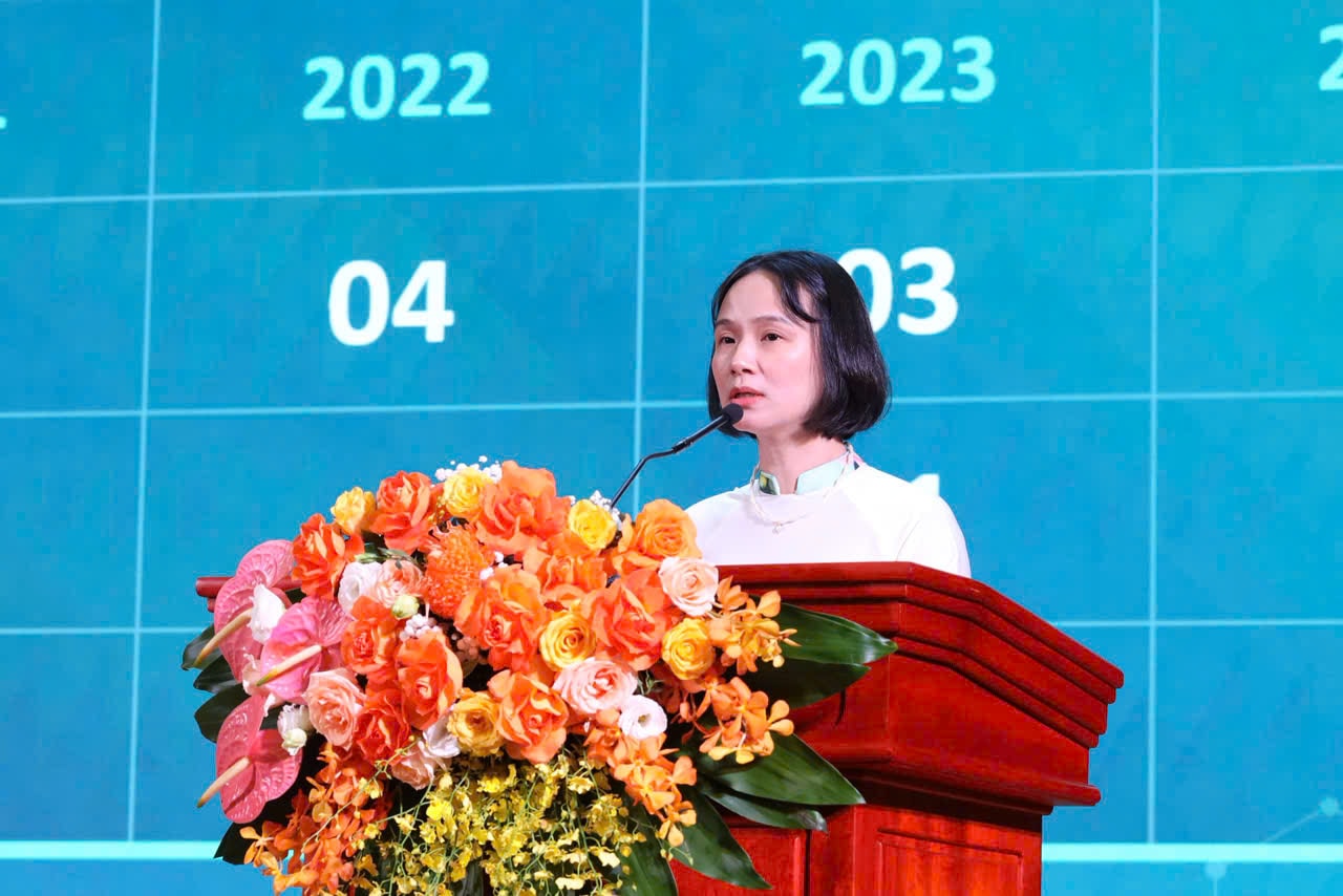 PGS.TS Nguyễn Thị Thu Hà – Trưởng đoàn Olympic Hóa học Việt Nam (2023–2025) trao đổi tại hội nghị