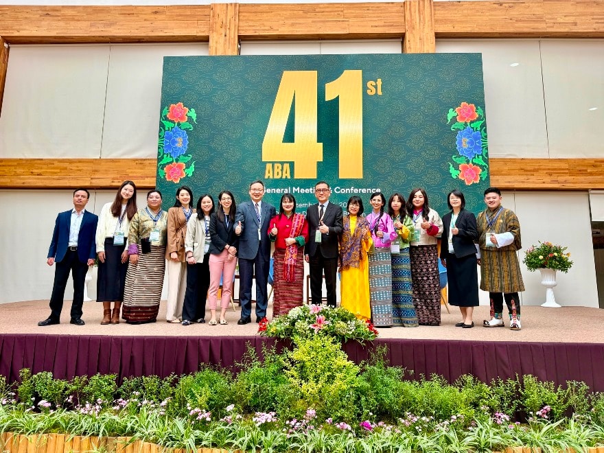 Вице-генеральный директор Агрибанка Фунг Тхи Бинь и вьетнамские делегаты посещают конгресс Аба.jpg