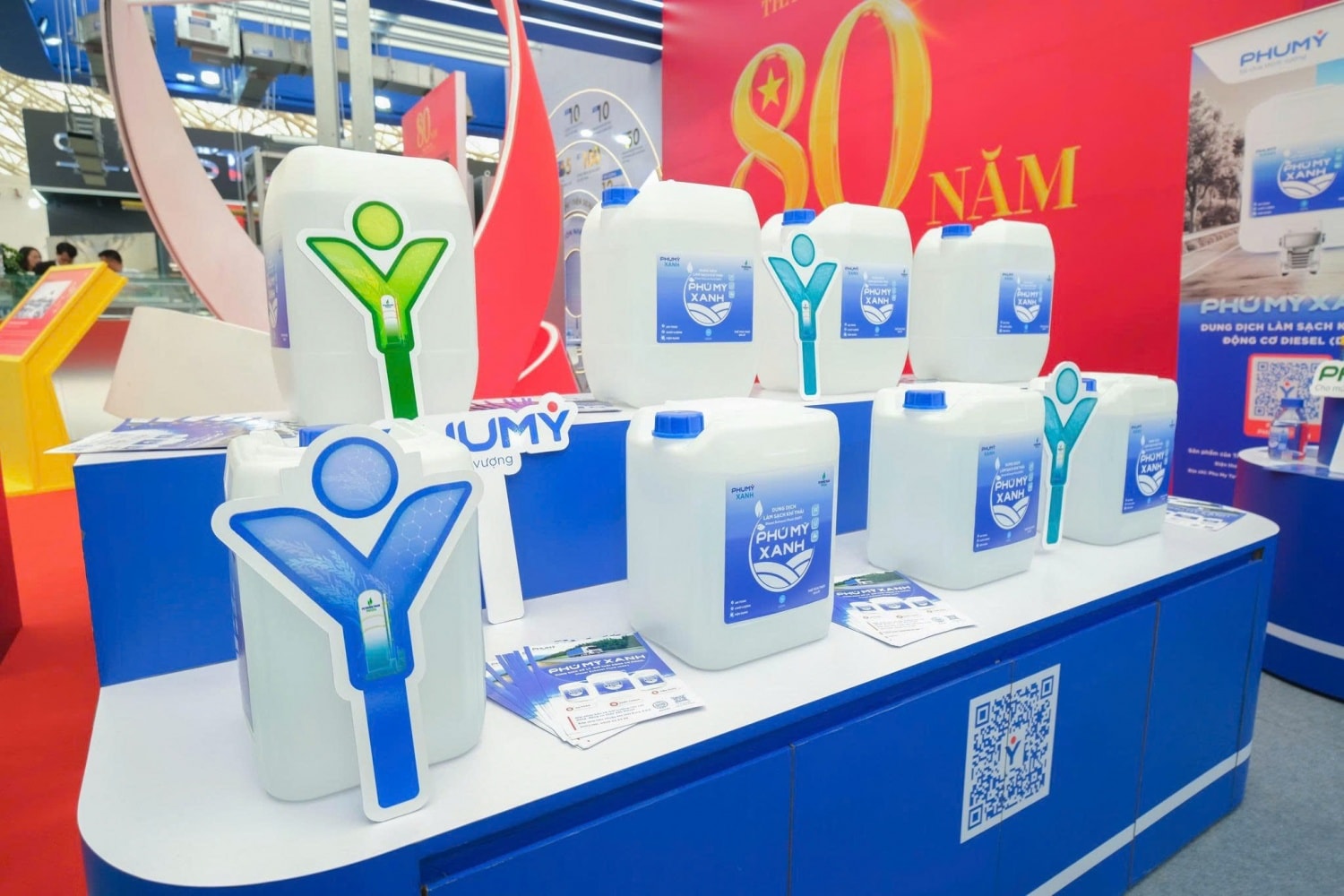 Produkty Phu My Xanh pomáhají snižovat až 90 % škodlivých emisí NOx z vozidel a splňují emisní normy Euro 5 a Euro 6.