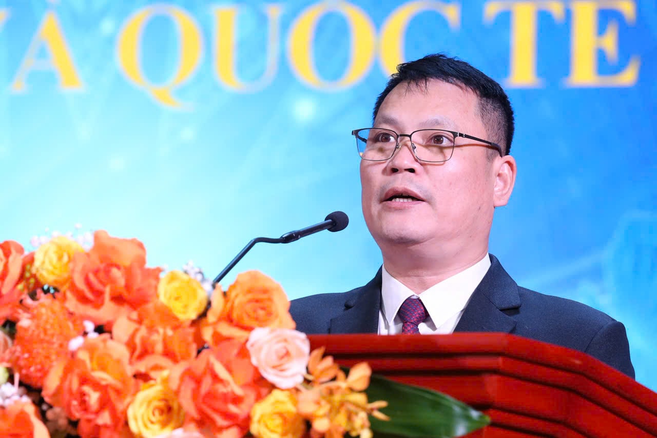 Thầy Nguyễn Văn Đóa, Trường THPT Chuyên Bắc Giang, tỉnh Bắc Ninh trao đổi tại hội nghị