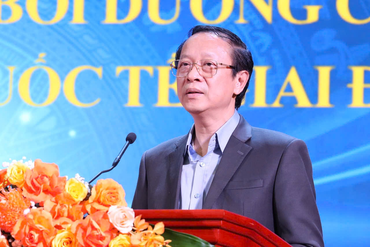 Thứ trưởng Thường trực Bộ GDĐT Phạm Ngọc Thưởng phát biểu tại hội nghị