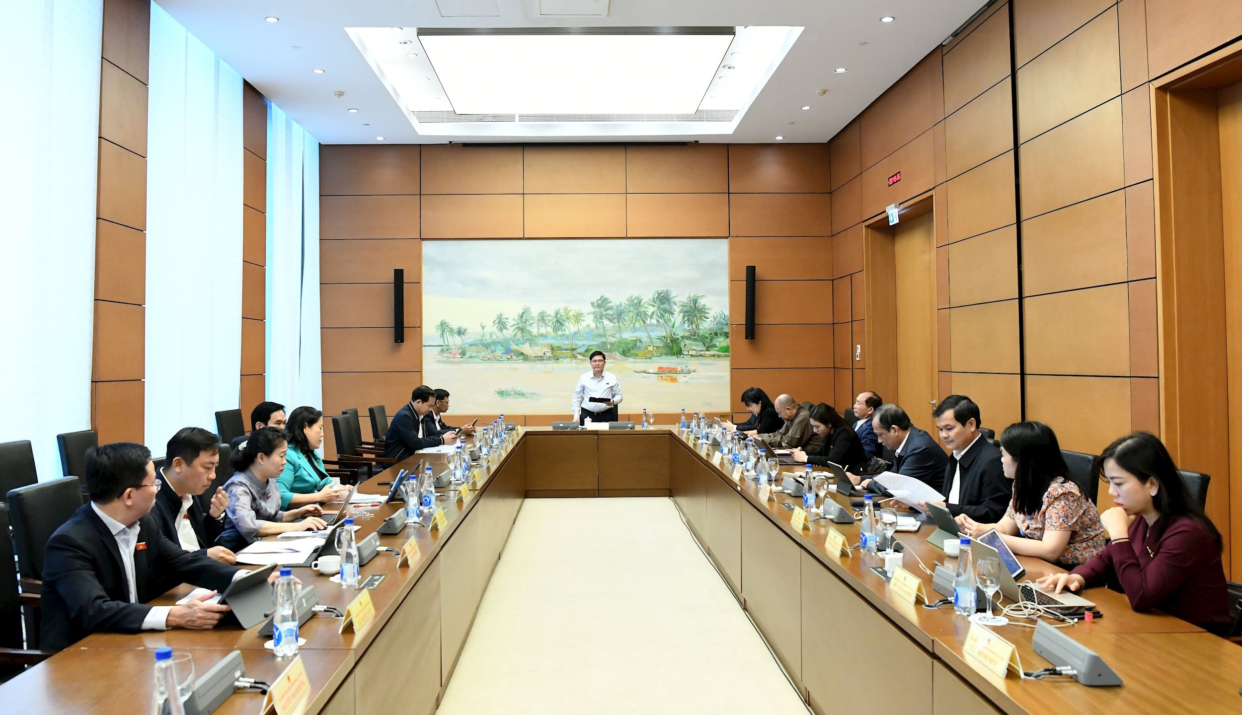 Trưởng Đoàn ĐBQH Thành phố Cần Thơ Nguyễn Tuấn Anh điều hành phiên thảo luận tổ.2