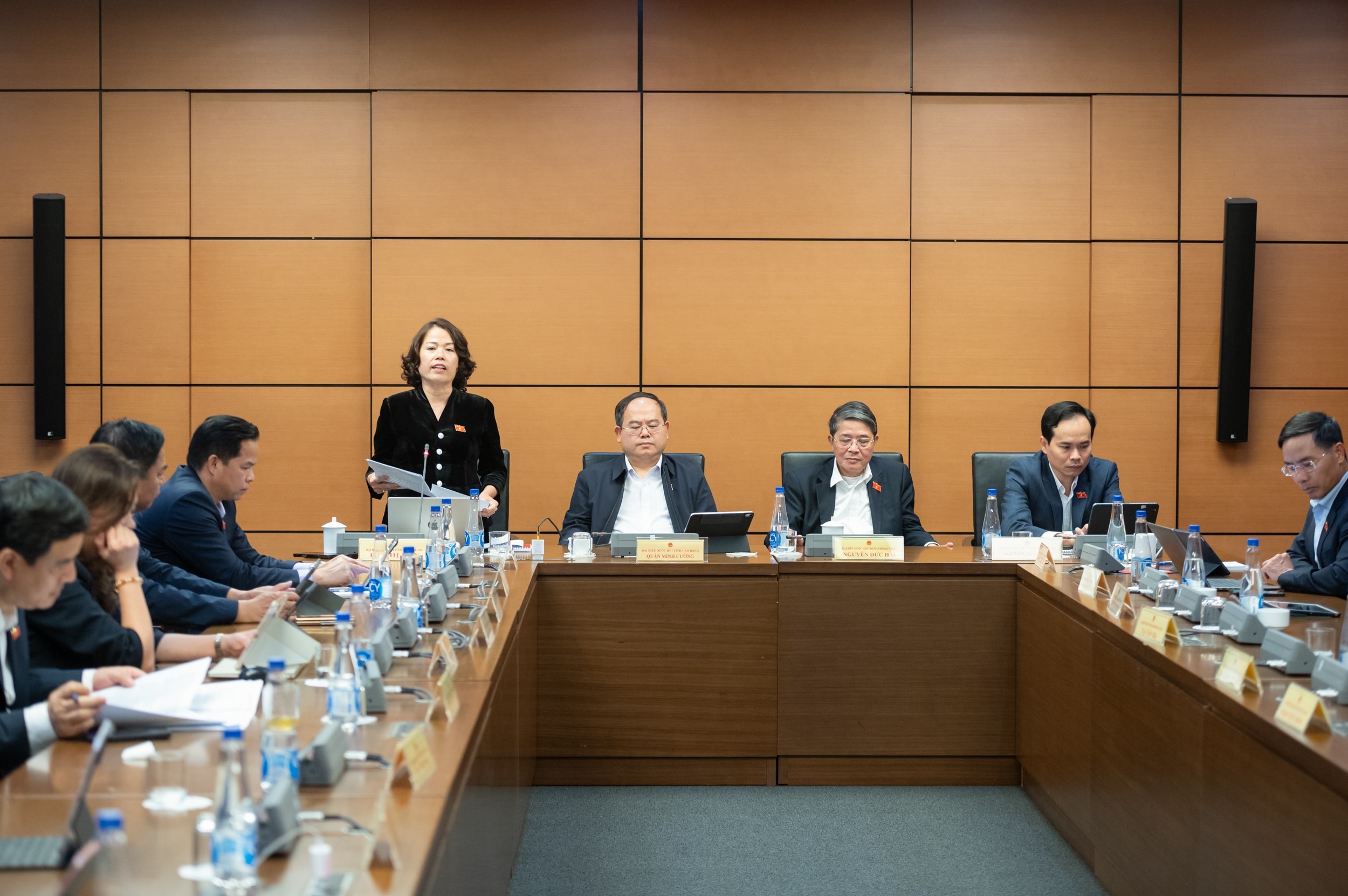 Diskussionsscen i Grupp 16 (inklusive nationalförsamlingsdelegationerna från Da Nang City och provinserna Tuyen Quang och Cao Bang), som bidrog med många djupgående åsikter till utkasten till dokument som ska lämnas in till partiets 14:e nationella kongress. Foto: Pham Thang