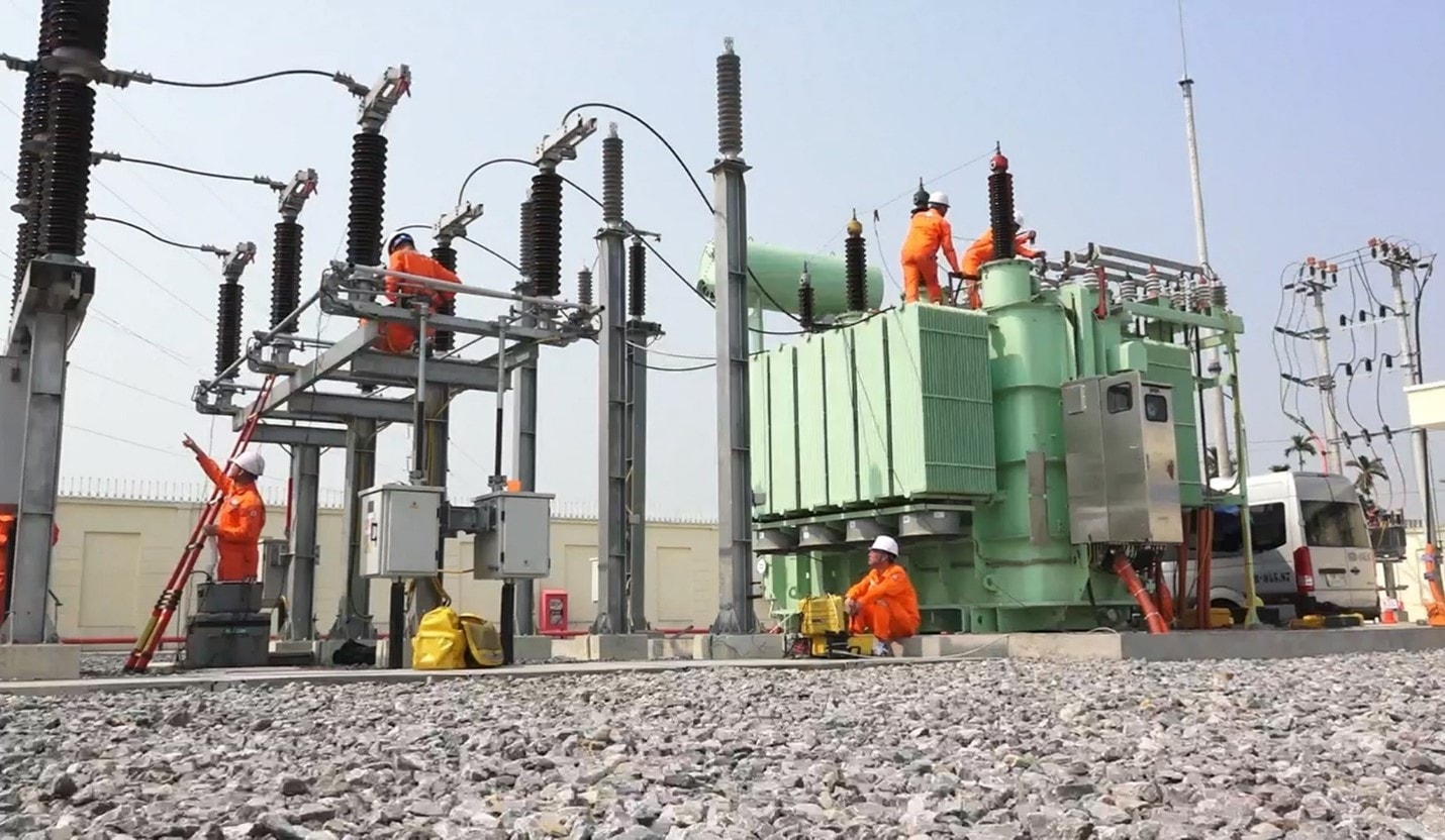 Pekerja Northern Power memastikan kemajuan projek pelaburan pembinaan, dengan segera memenuhi permintaan beban yang semakin meningkat untuk melayani pertumbuhan dan pembangunan sosio-ekonomi. Foto: NPC