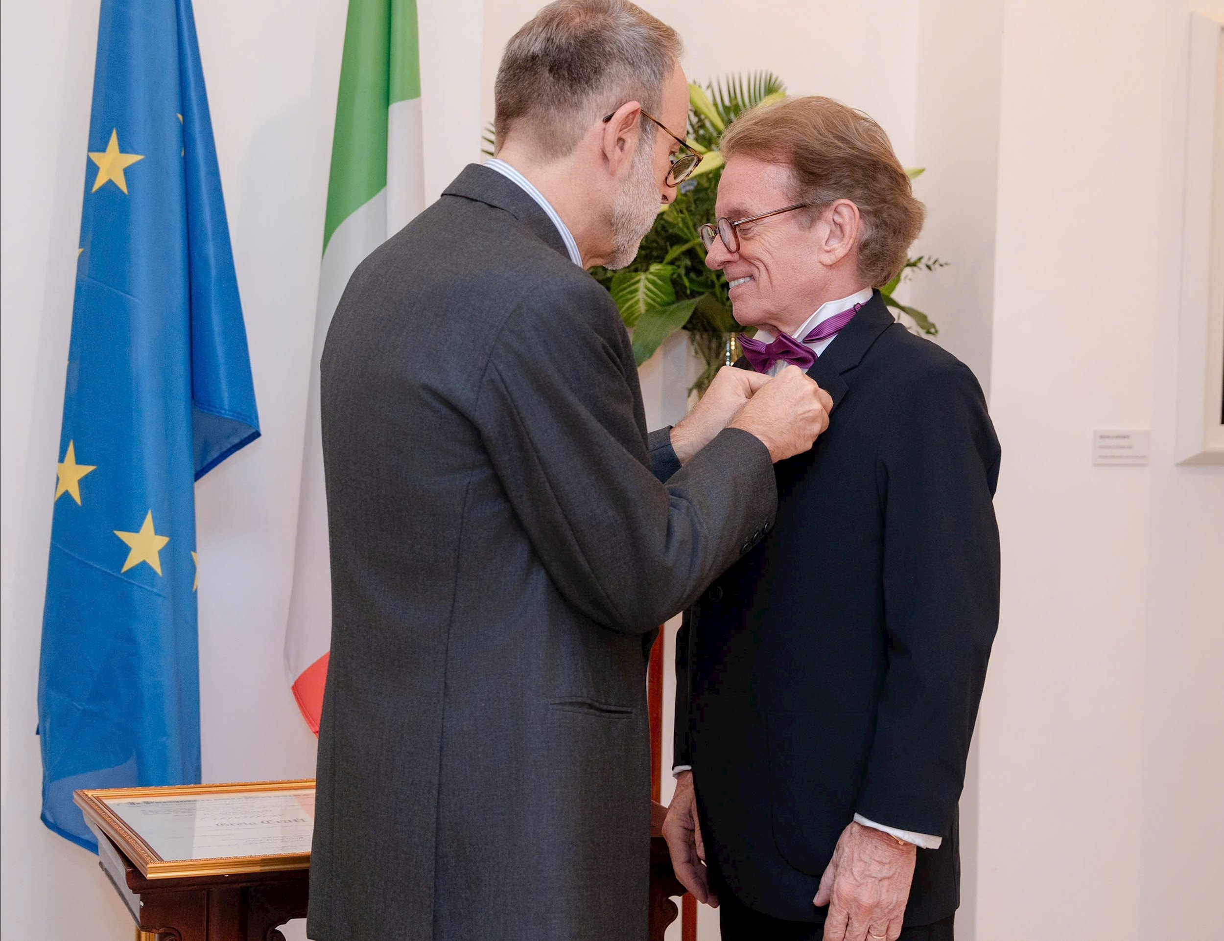 Đại sứ Italia tại VN Marco della Seta trao tặng Huân chương Công trạng cho ông Greig Craft (1)