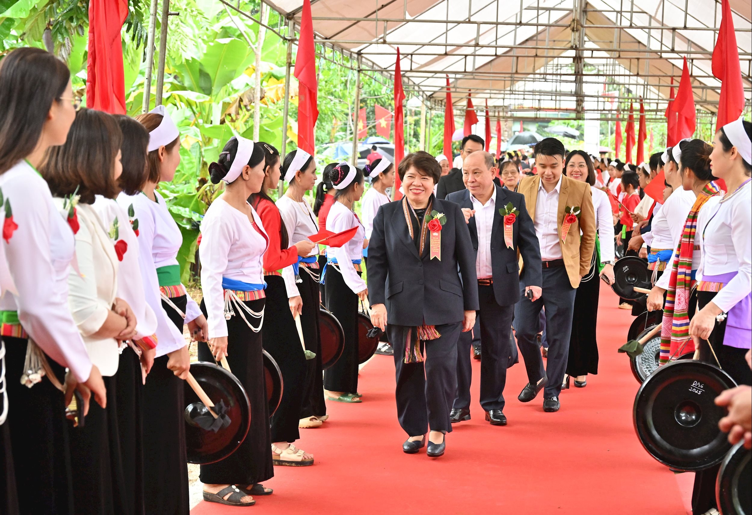Nguyễn Thuy Anh, a Központi Politikai és Stratégiai Bizottság helyettes vezetője, a Vietnámi Női Nemzetgyűlés Képviselőcsoportjának elnöke részt vett a Nemzeti Nagy Egység Napján Ao U falucska lakóövezetében, Toan Thang községben, Phu Tho tartományban. VQK_7948