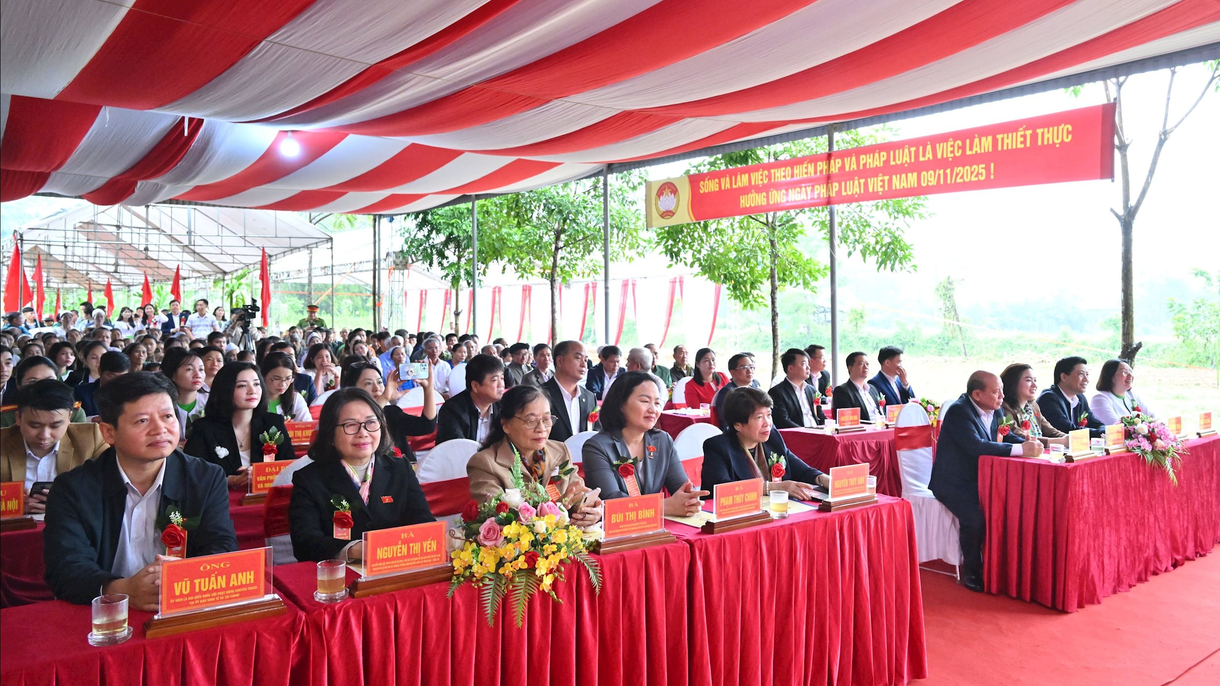 Nguyễn Thuy Anh, a Központi Politikai és Stratégiai Bizottság helyettes vezetője és a Nagy Szolidaritás Napján részt vevő küldöttekVQK_8026