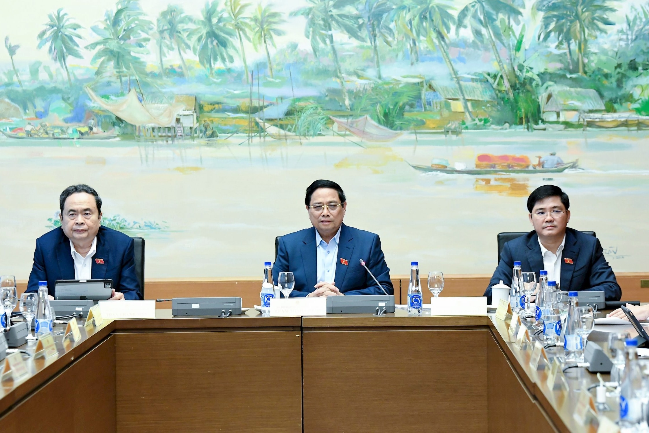 Premiärminister Pham Minh Chinh och nationalförsamlingens ordförande Tran Thanh Man deltog i diskussionssessionen i Grupp 11 om utkastet till dokument som ska läggas fram för partiets 14:e nationella kongress på eftermiddagen den 4 november. Foto: Lam Hien