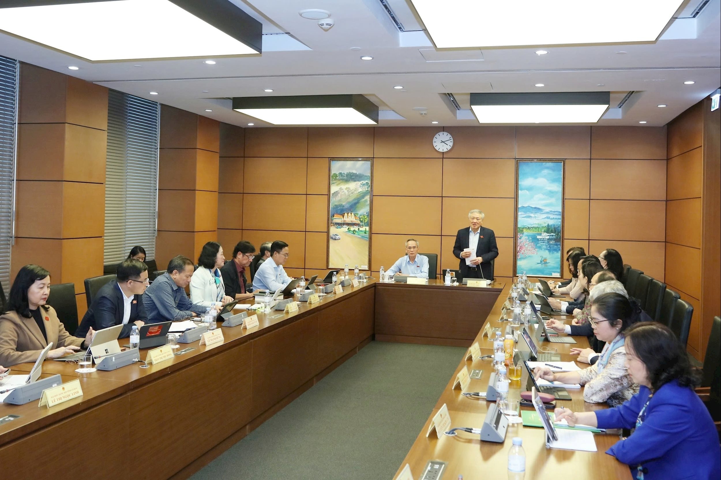 Diskussionssession med Grupp 8 (inklusive nationalförsamlingsdelegationen från provinserna Bac Ninh och Ca Mau) om utkastet till dokument som ska lämnas in till partiets 14:e nationella kongress, eftermiddagen den 4 november. Foto: An Nhien