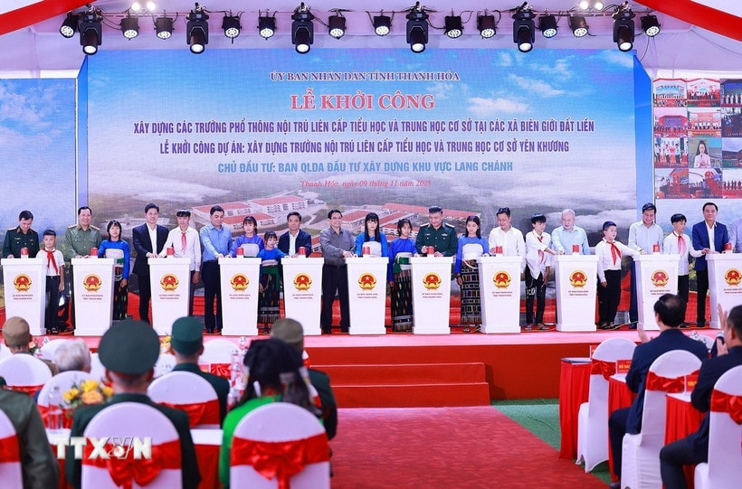 Thủ tướng Phạm Minh Chính và các đại biểu khởi công điểm Trường nội trú liên cấp Tiểu học và Trung học cơ sở xã Yên Khương, Thanh Hóa. (Ảnh: Dương Giang/TTXVN)