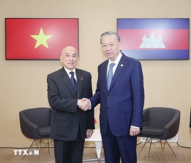 vietnamese-party-general-secretary-and-campuchian-king.jpg