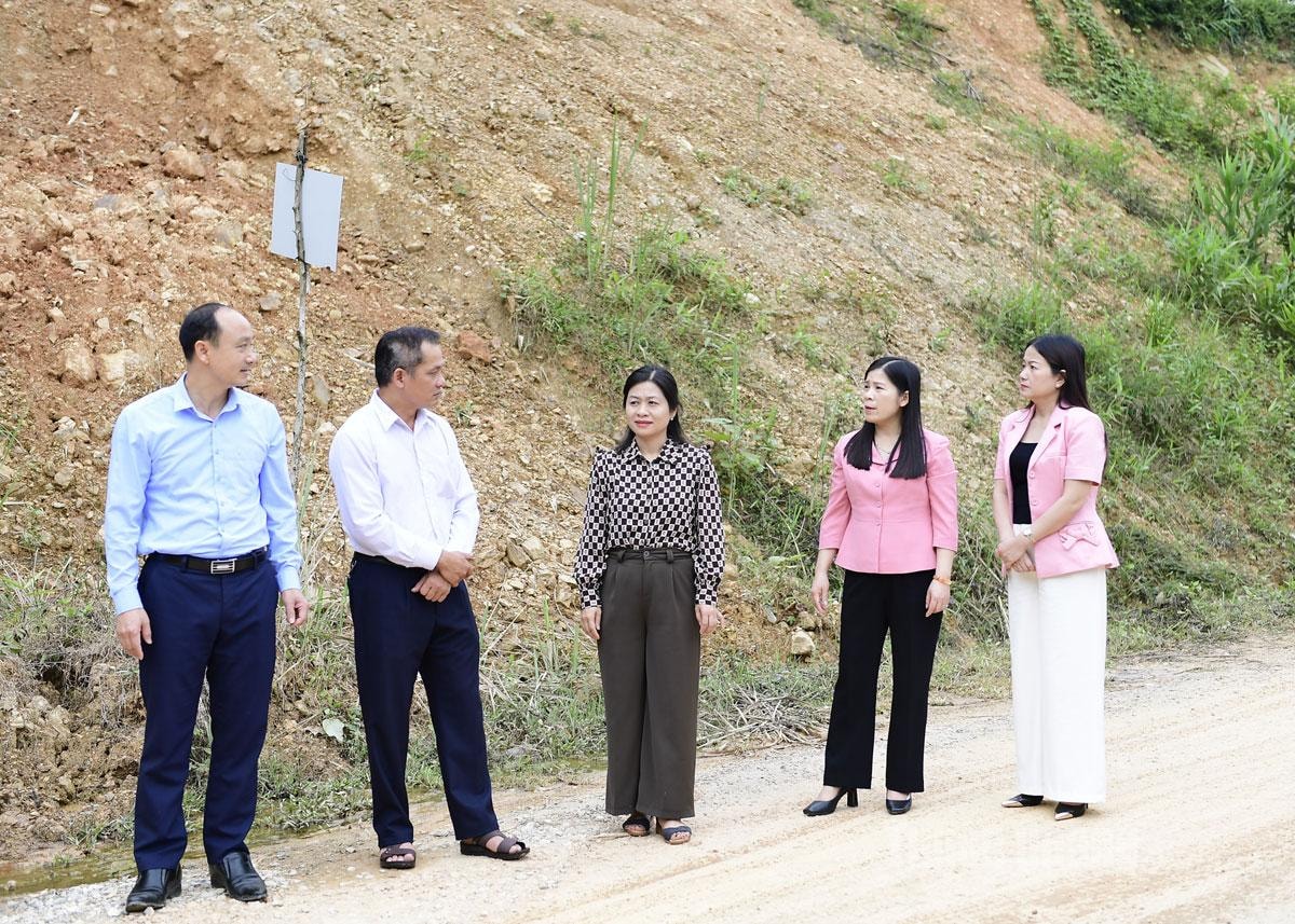 kiểm tra điểm sạt lở do mưa lũ vừa qua, trên tuyến đường ĐT 185, xã Kiên Đài