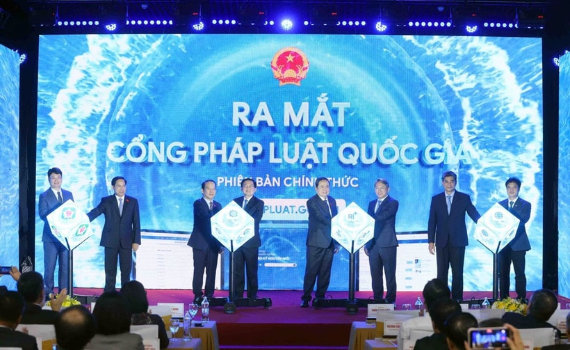Officials at the launch of the National Law Portal on November 7, 2025. (Photo: VNA)
