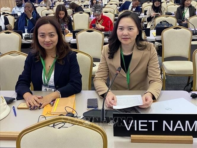 Ambassador Nguyen Thi Van Anh (R), Permanent Representative of Vietnam to UNESCO, at the 43rd session of the UNESCO General Conference held in Samarkand, Uzbekistan. (Photo published by VNA)