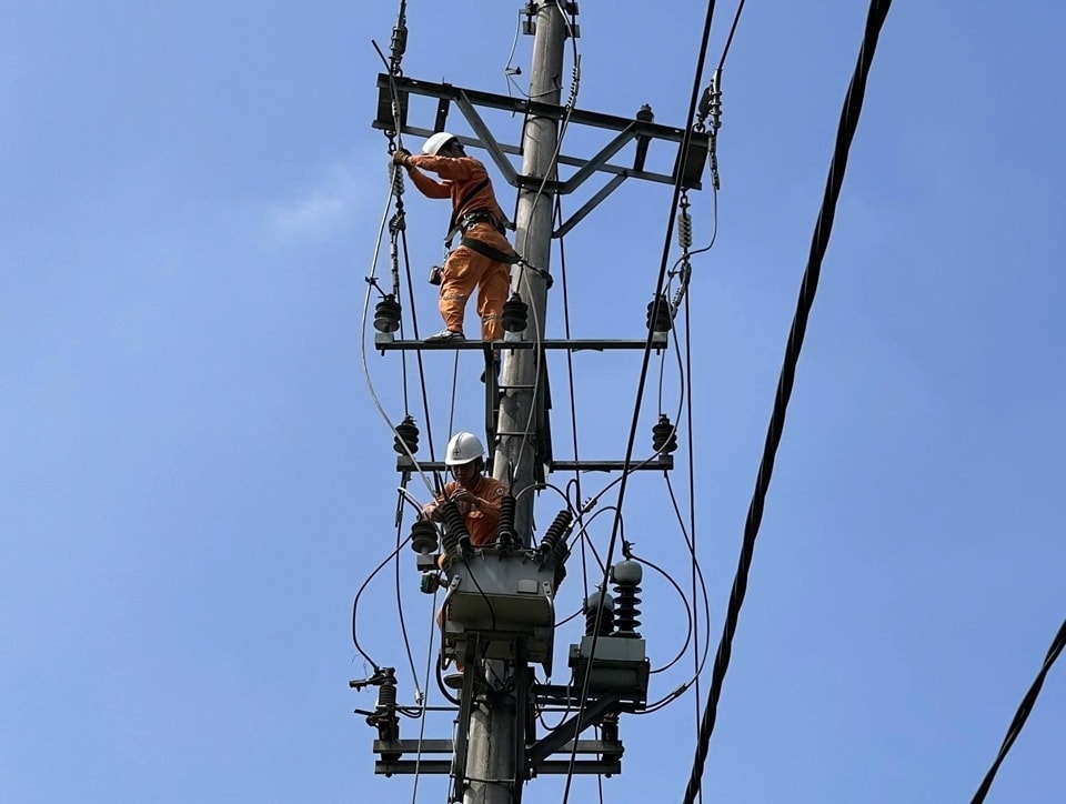 1. Công nhân PC Lào Cai thực hiện kết nối mạch vòng xuất tuyến trung áp sau TBA 110 kV. Ảnh NPC