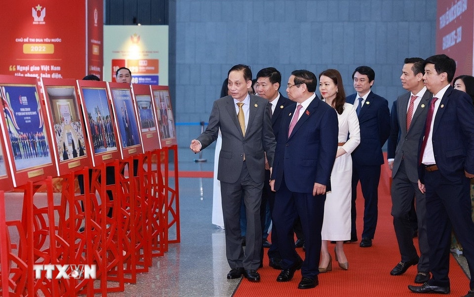 팜 민 찐 총리가 외교 활동 사진전을 방문했다. (사진: 즈엉 지앙/VNA)