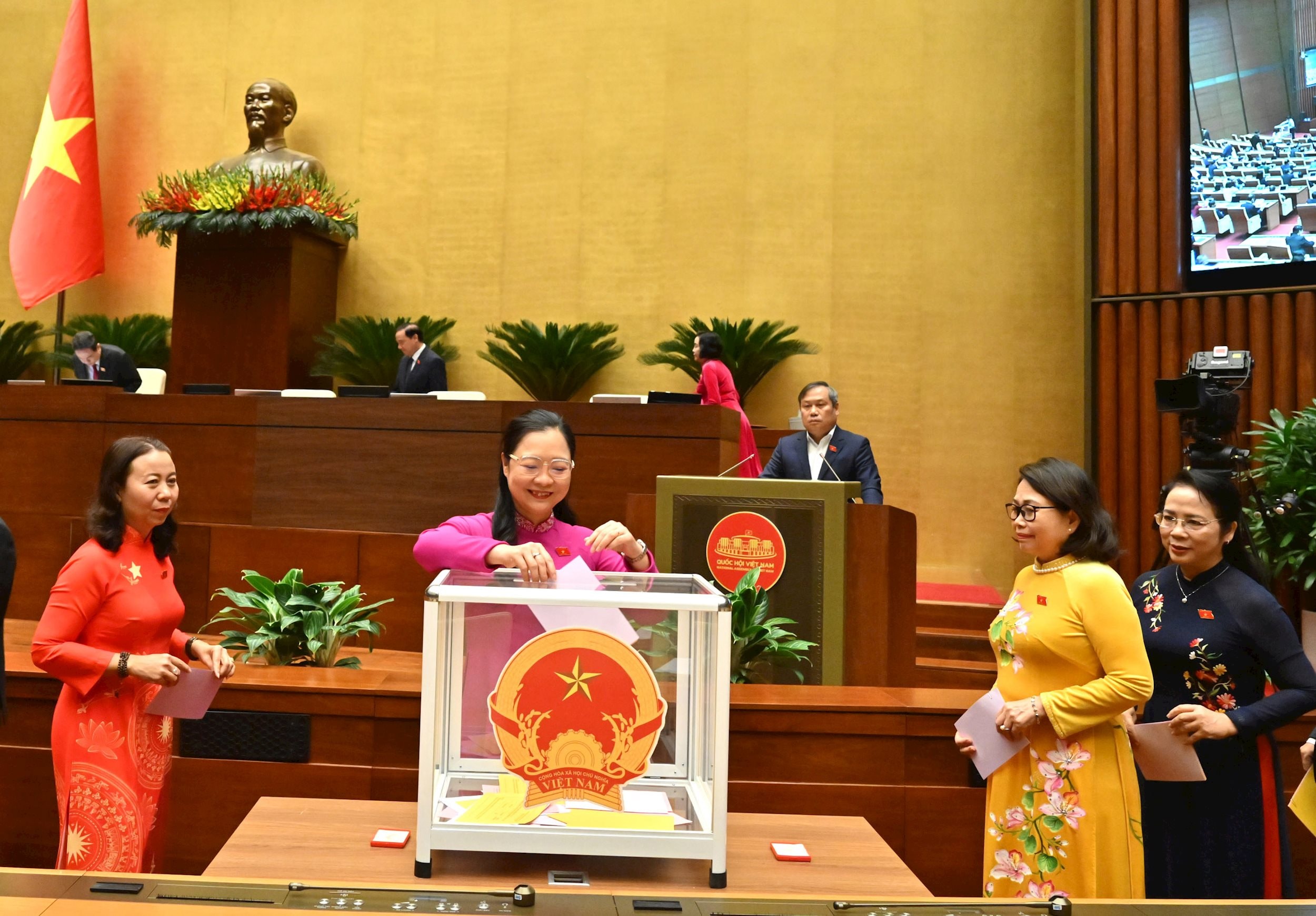 Các đại biểu bỏ phiếu bầuVQK_8377