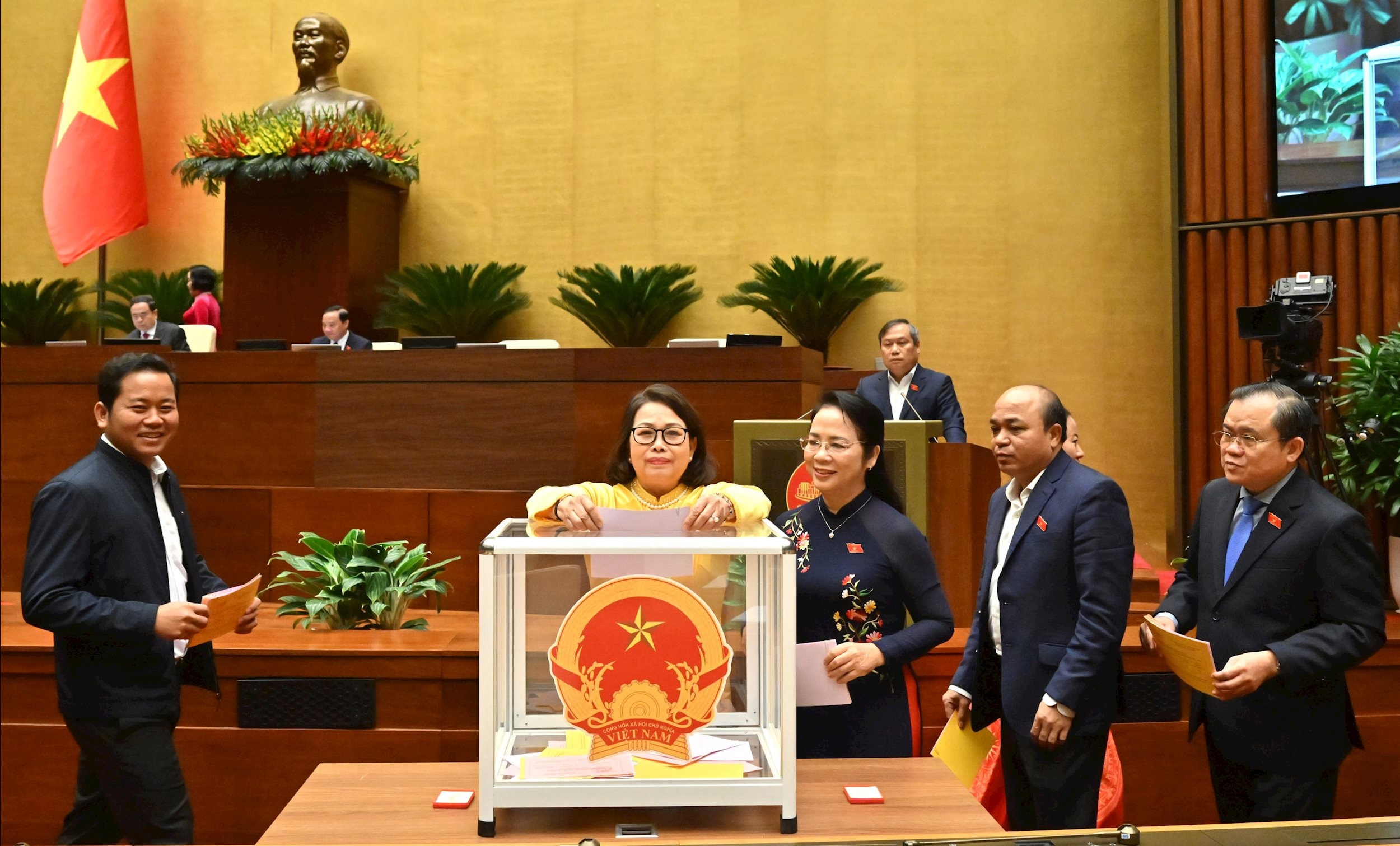 Các đại biểu bỏ phiếu bầuVQK_8383