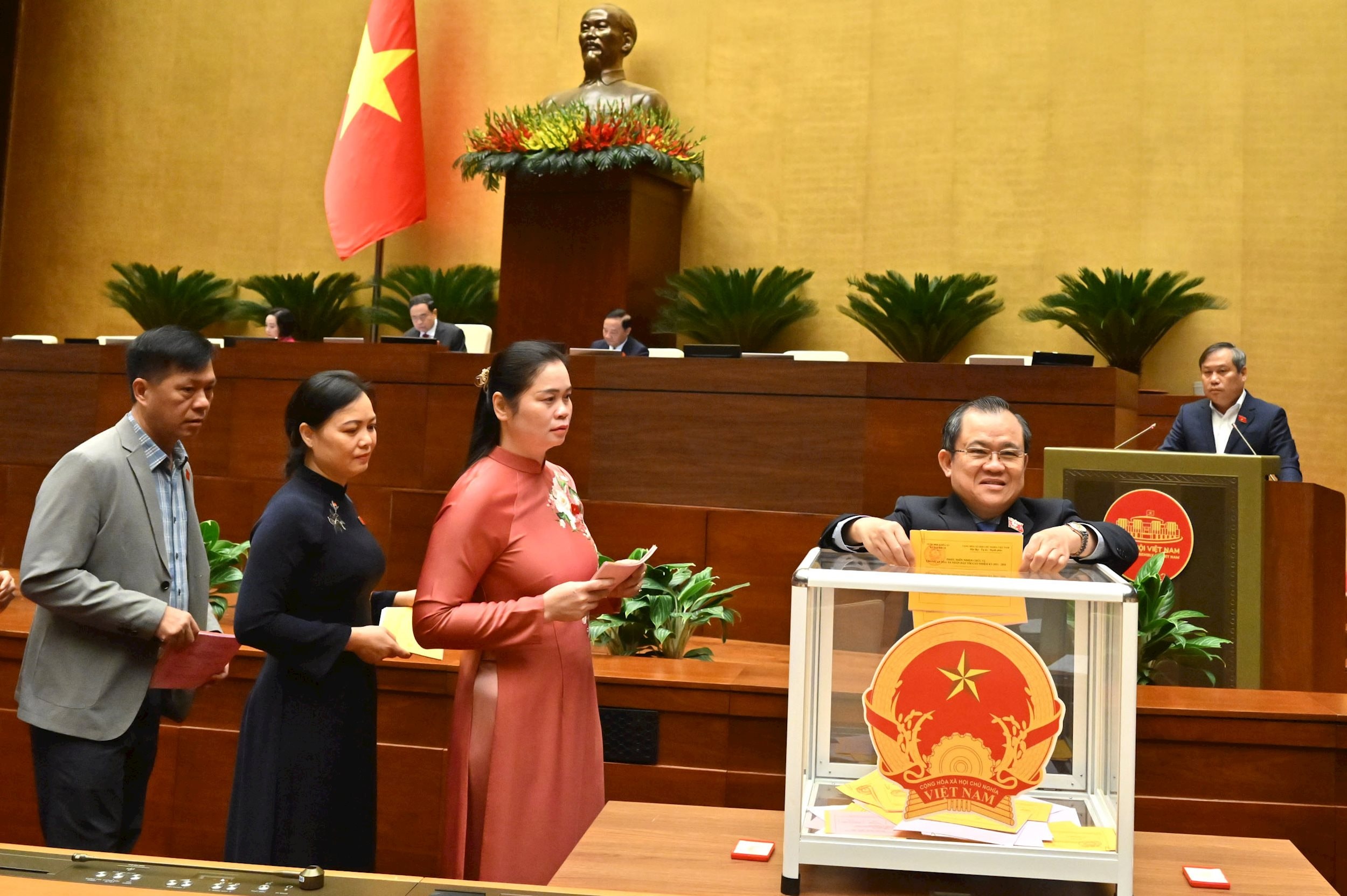 Các đại biểu bỏ phiếu bầuVQK_8403