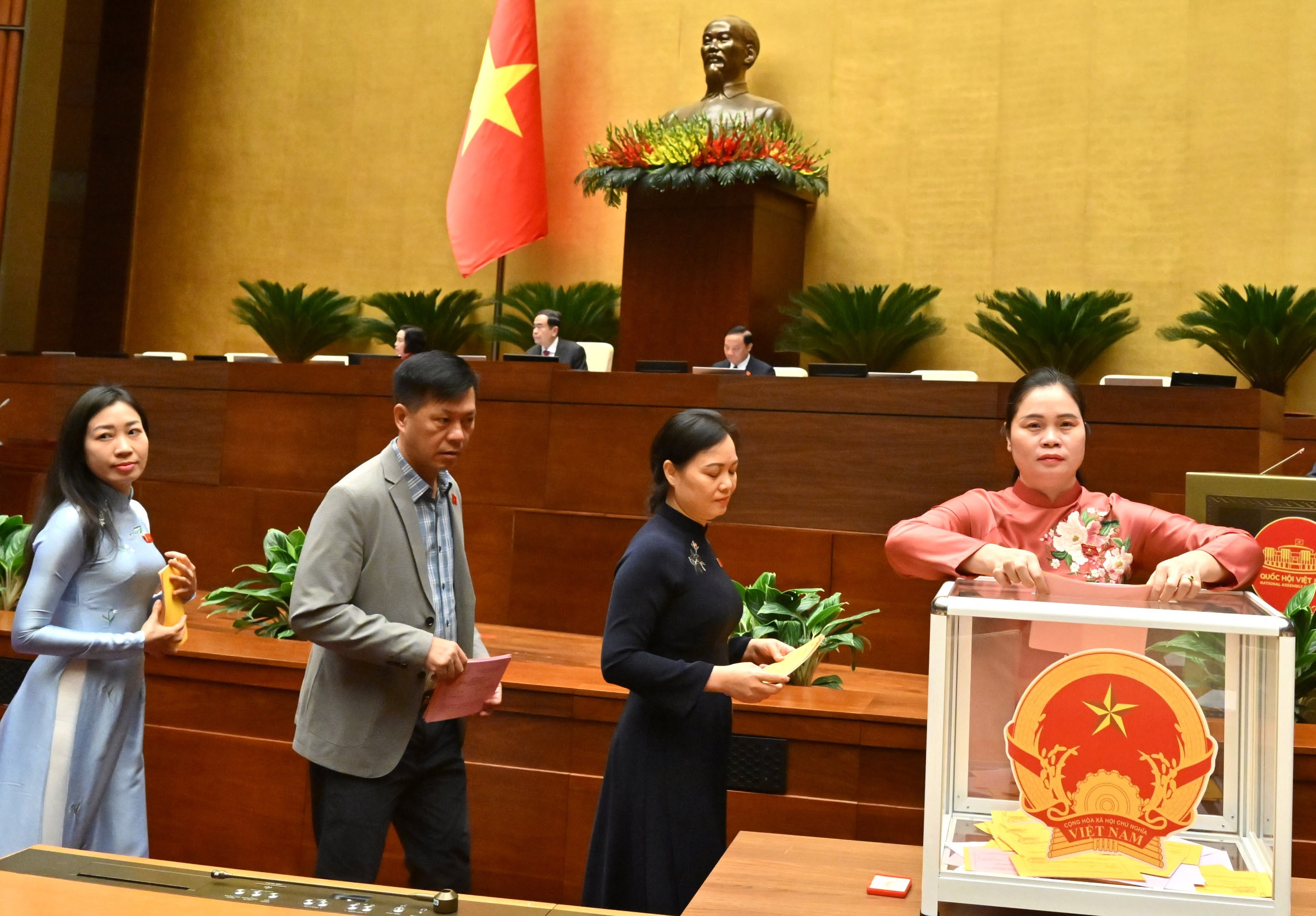 Các đại biểu bỏ phiếu bầuVQK_8406