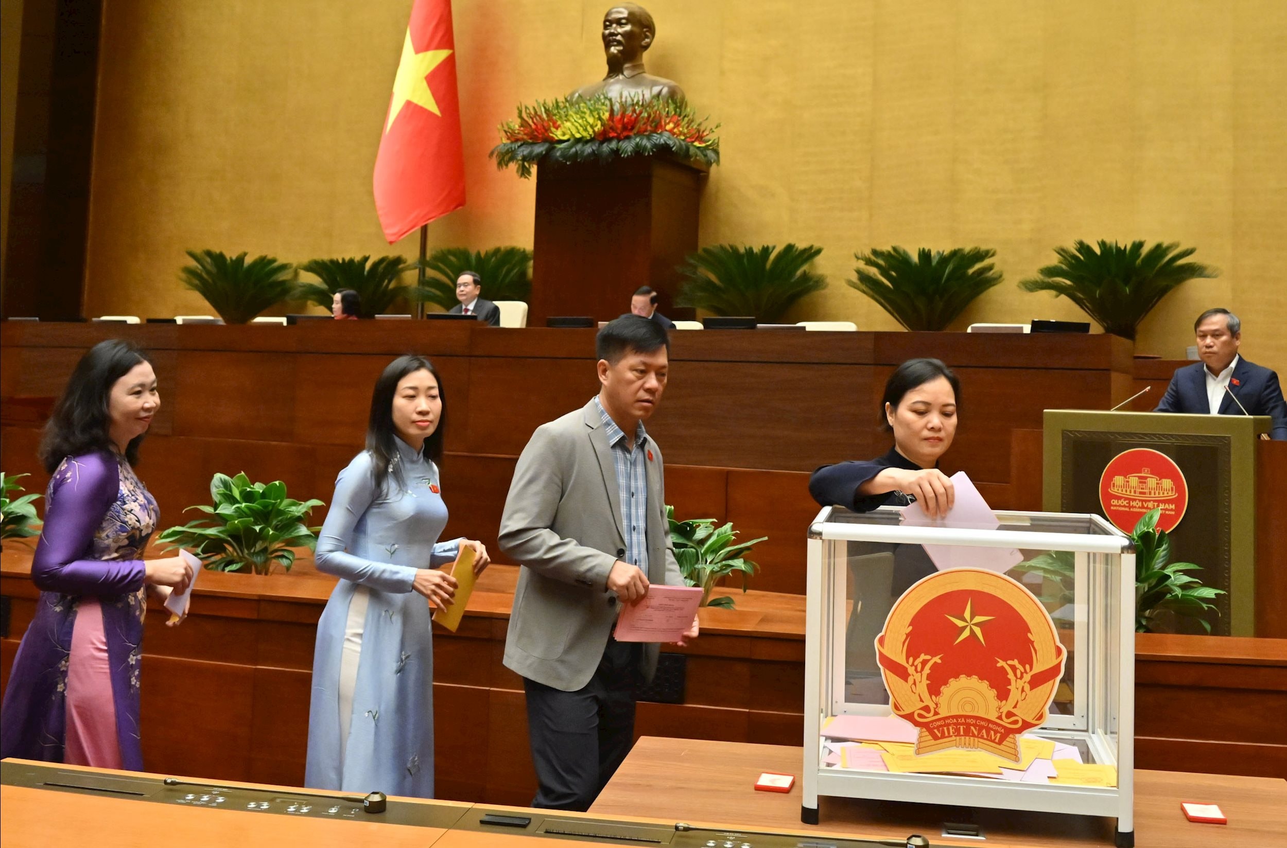 Các đại biểu bỏ phiếu bầuVQK_8411