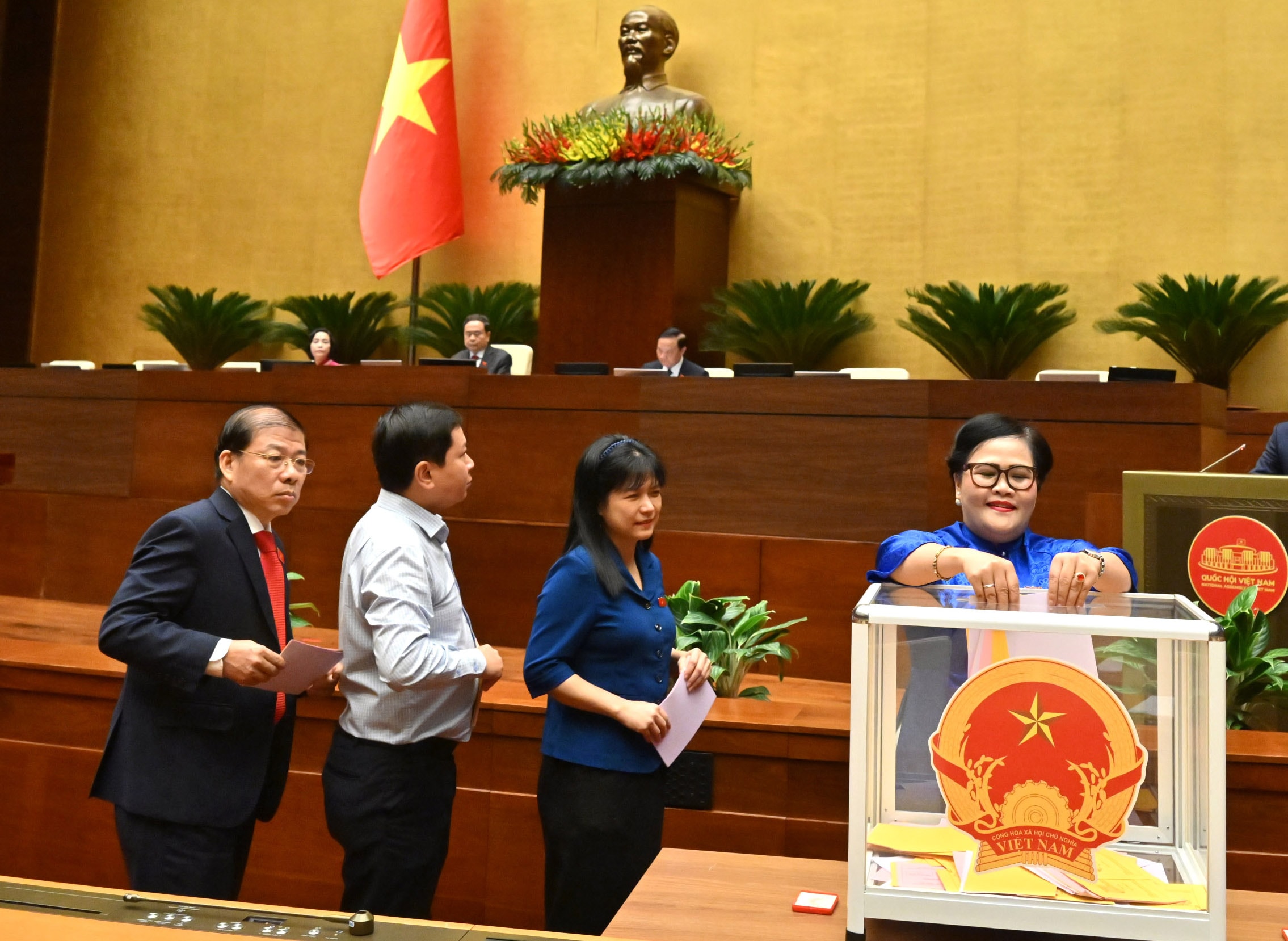 Các đại biểu bỏ phiếu bầuVQK_8430