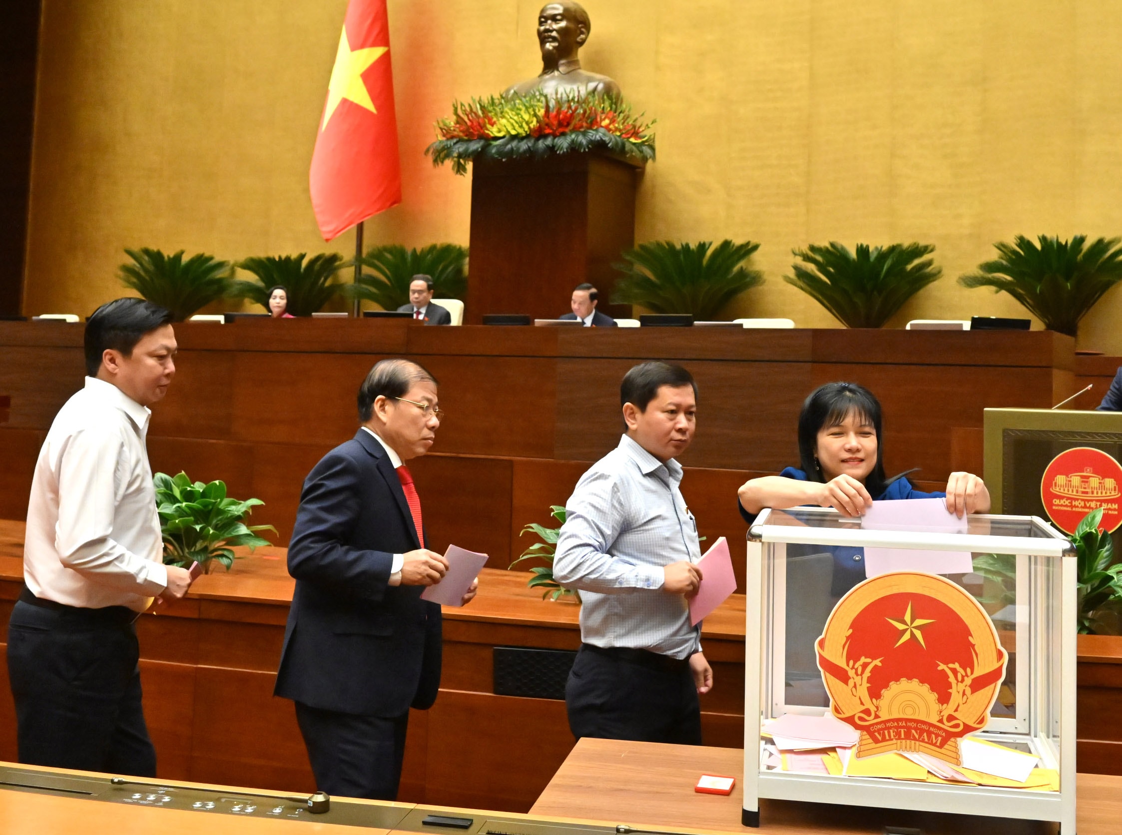 Các đại biểu bỏ phiếu bầuVQK_8432