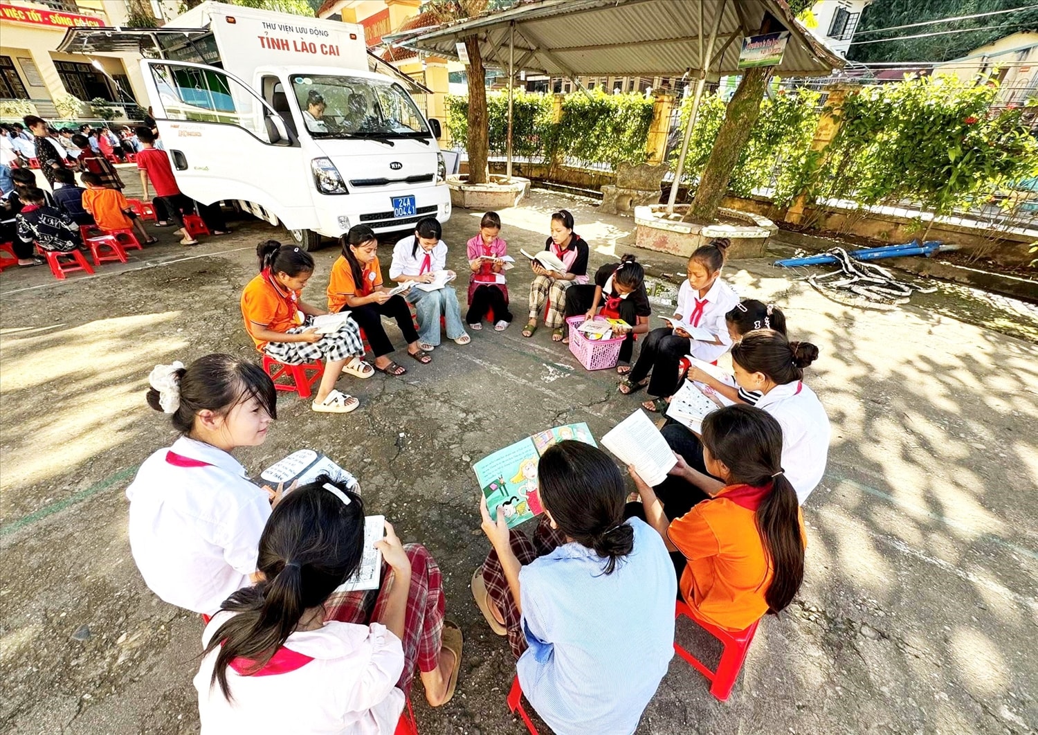 Xe thư viện lưu động của Thư viện tỉnh Lào Cai đưa sách đến với học sinh vùng cao. Ảnh: Trọng Bảo