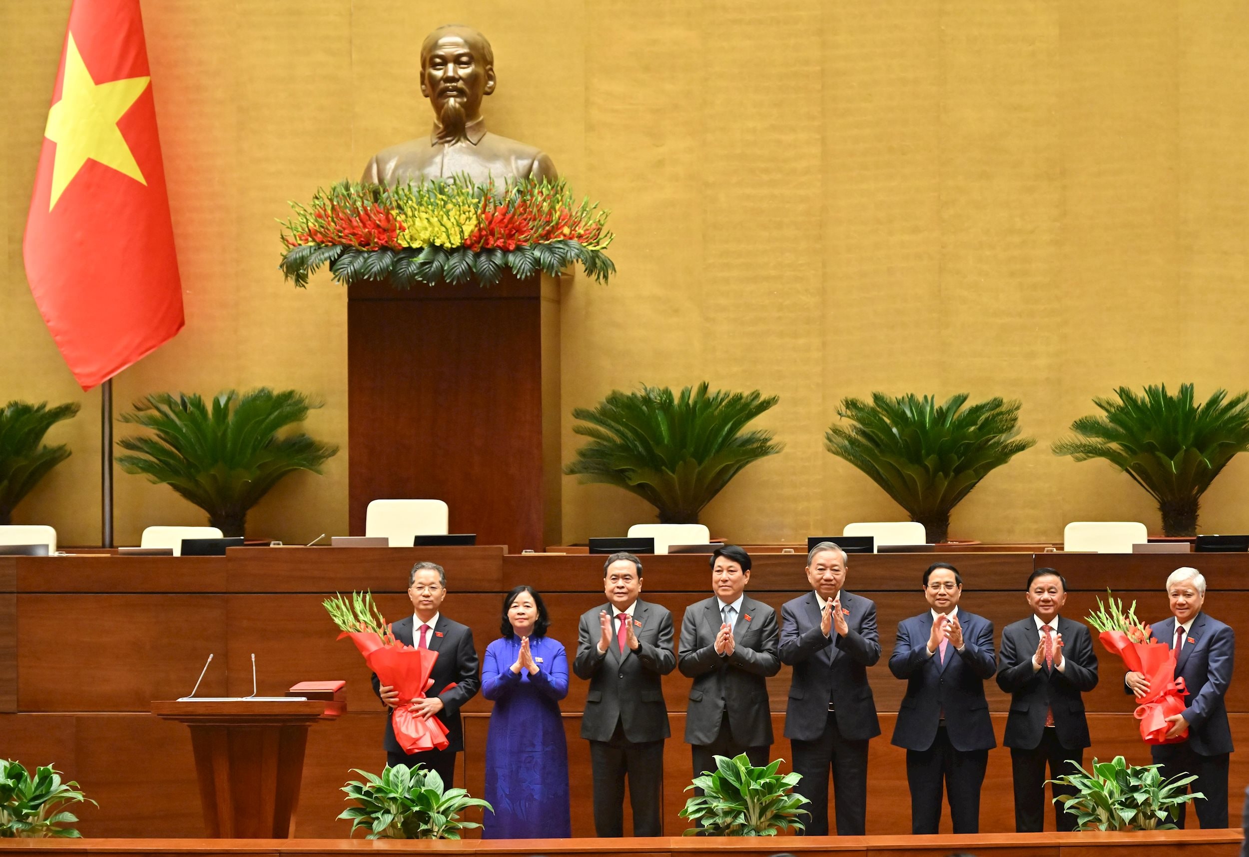 Lãnh đạo Đảng, Nhà nước tặng hoa chúc mừng tân Phó Chủ tịch Quốc hội và tân Chánh án Tòa án nhân dân tối caoVQK_8737++