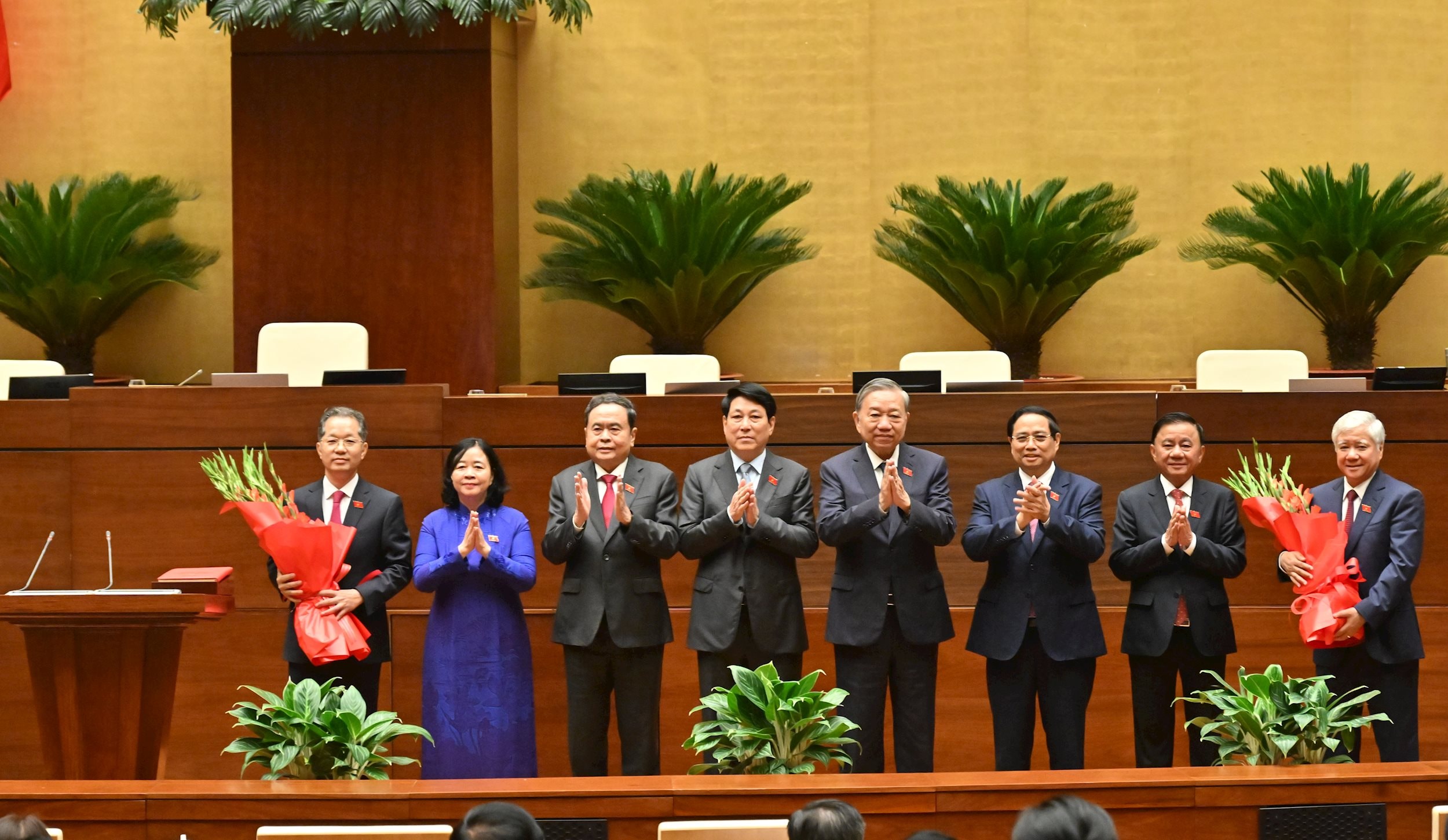 Lãnh đạo Đảng, Nhà nước tặng hoa chúc mừng tân Phó Chủ tịch Quốc hội và tân Chánh án Tòa án nhân dân tối caoVQK_8745++