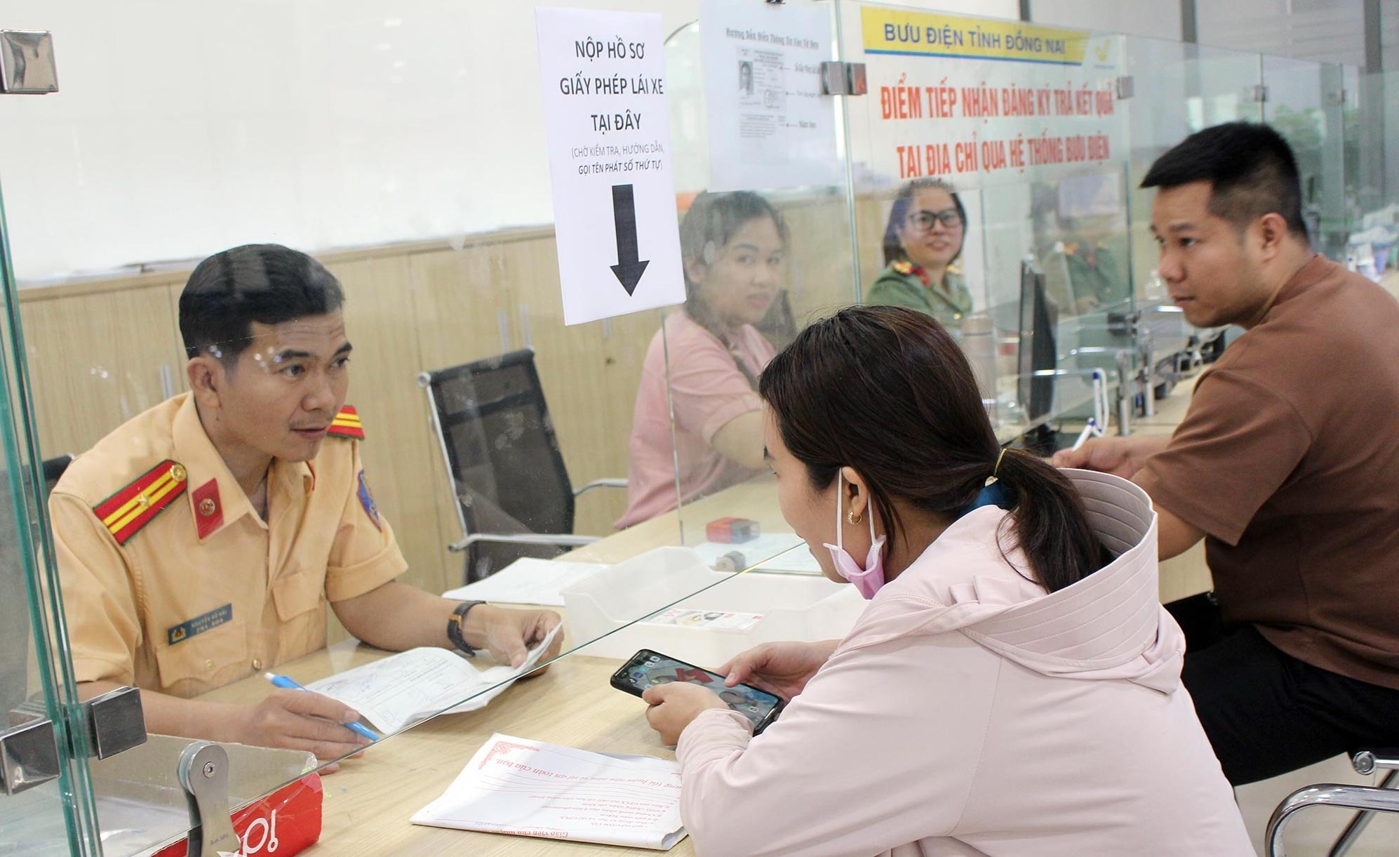 Människor uppmanas att vara lugna när de kommer för att lösa administrativa förfaranden på Dong Nai-provinsens servicecenter för offentlig förvaltning. - Anh-Ho-Tha.jpg