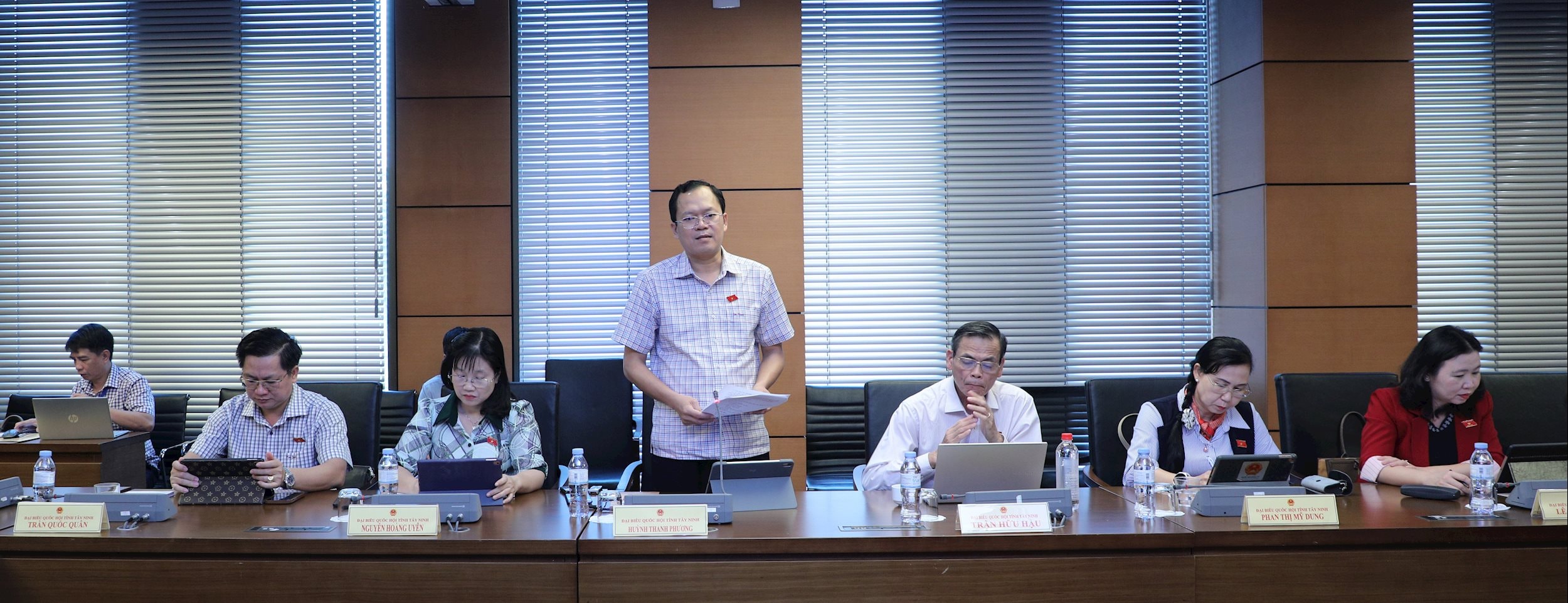 Các đại biểu Quốc hội tỉnh Tây Ninh tham dự thảo luận tại tổ