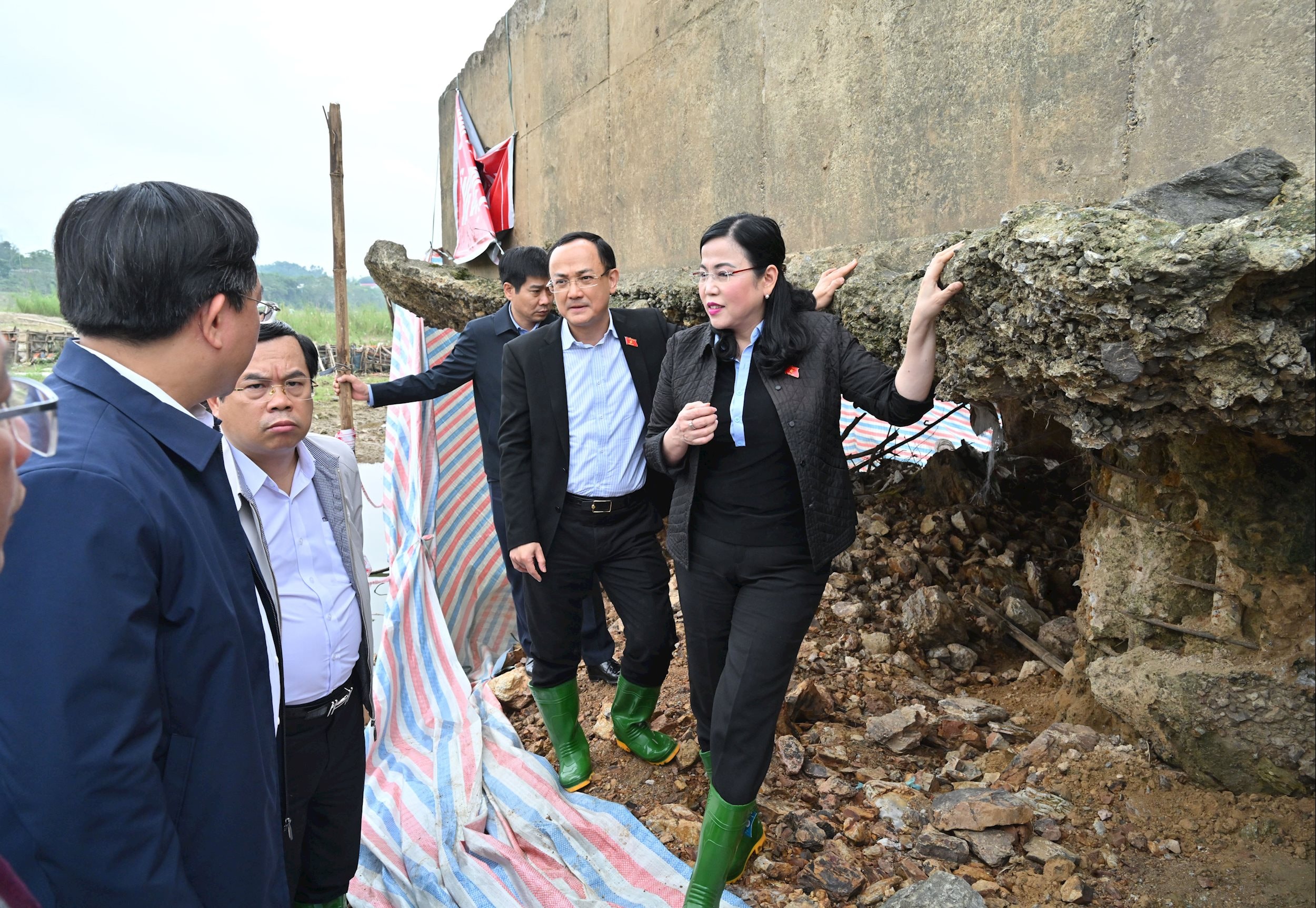 ປະທານ​ຄະນະ​ກຳມະການ​ວິທະຍາສາດ, ​ເຕັກ​ໂນ​ໂລ​ຊີ ​ແລະ ສິ່ງ​ແວດ​ລ້ອມ ຫງວຽນ​ແທງ​ຫາຍ ​ແລະ ຄະນະ​ປະຕິບັດ​ງານ​ໄດ້​ດຳ​ເນີນ​ການ​ສຳ​ຫຼວດພາກ​ພື້ນ​ທີ່​ໂຄງການ​ຂົວ Song Lo, ຕາ​ແສງ Doan Hung, ​ແຂວງ Phu ThoVQK_9660.