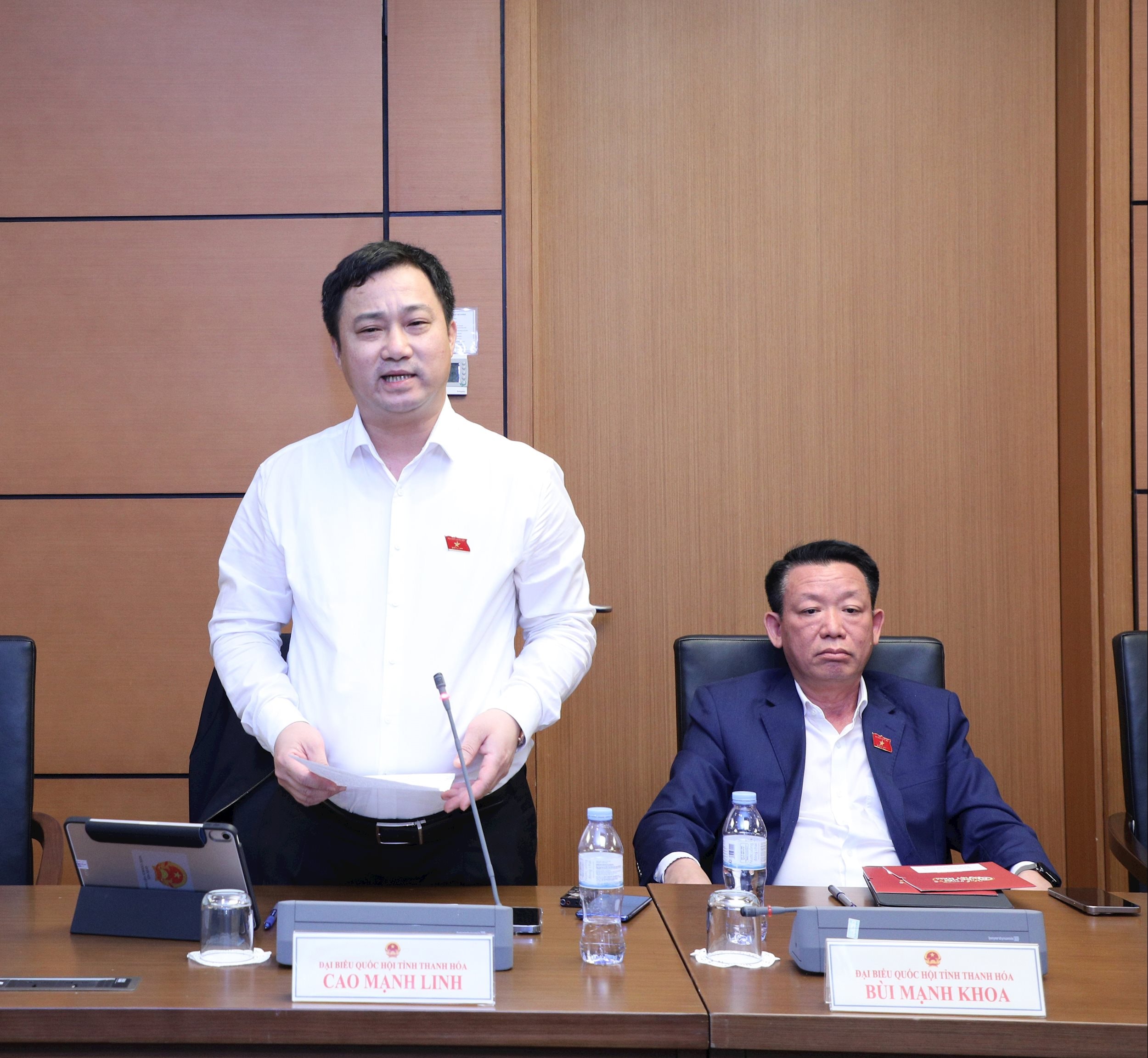 ĐBQH Cao Mạnh Linh (Thanh Hóa) thảo luận tại tổ