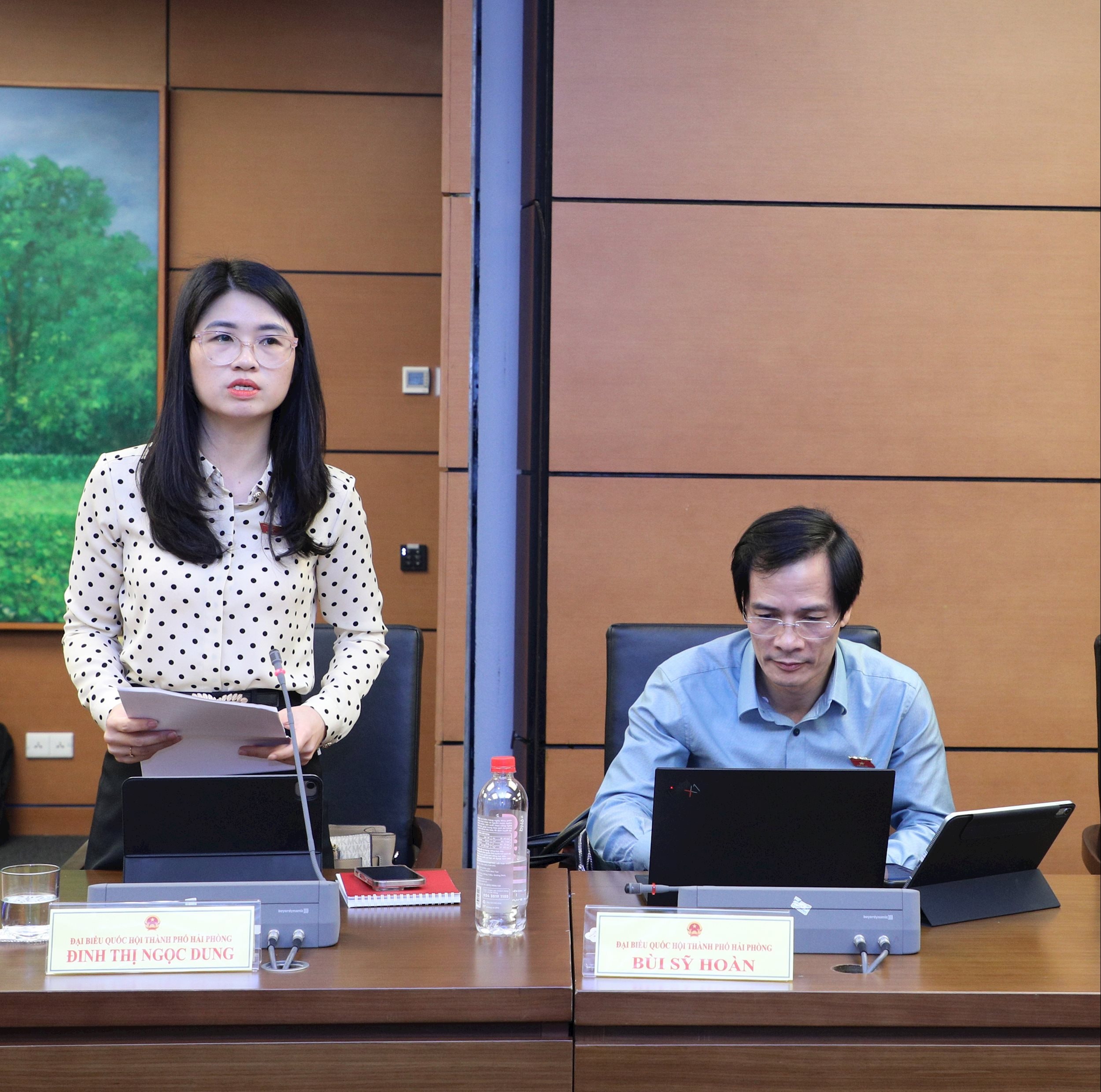 ĐBQH Đinh Thị Ngọc Dung (TP. Hải Phòng) thảo luận tại tổ