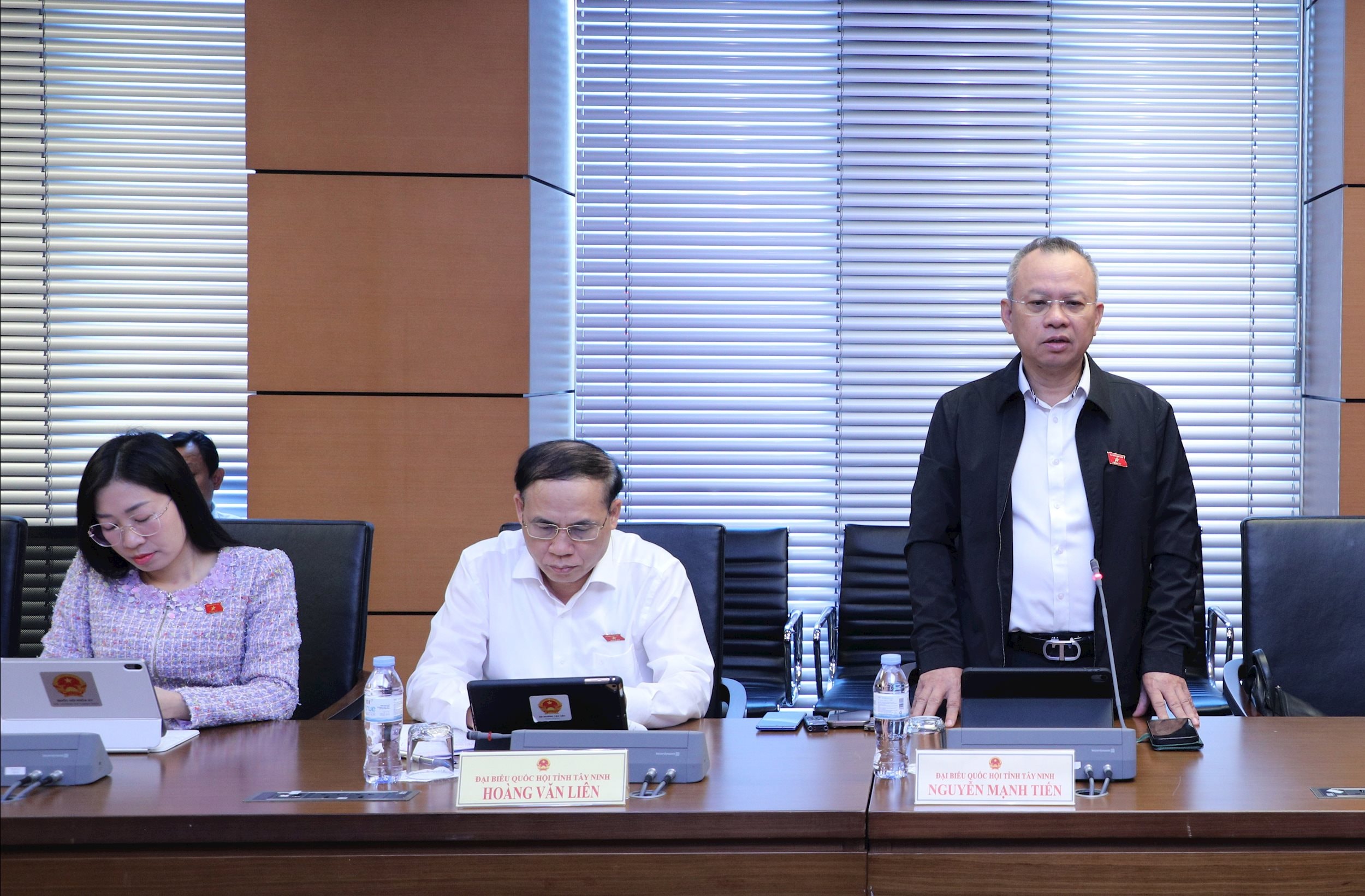 ĐBQH Nguyễn Mạnh Tiến (Tây Ninh) thảo luận tại tổ