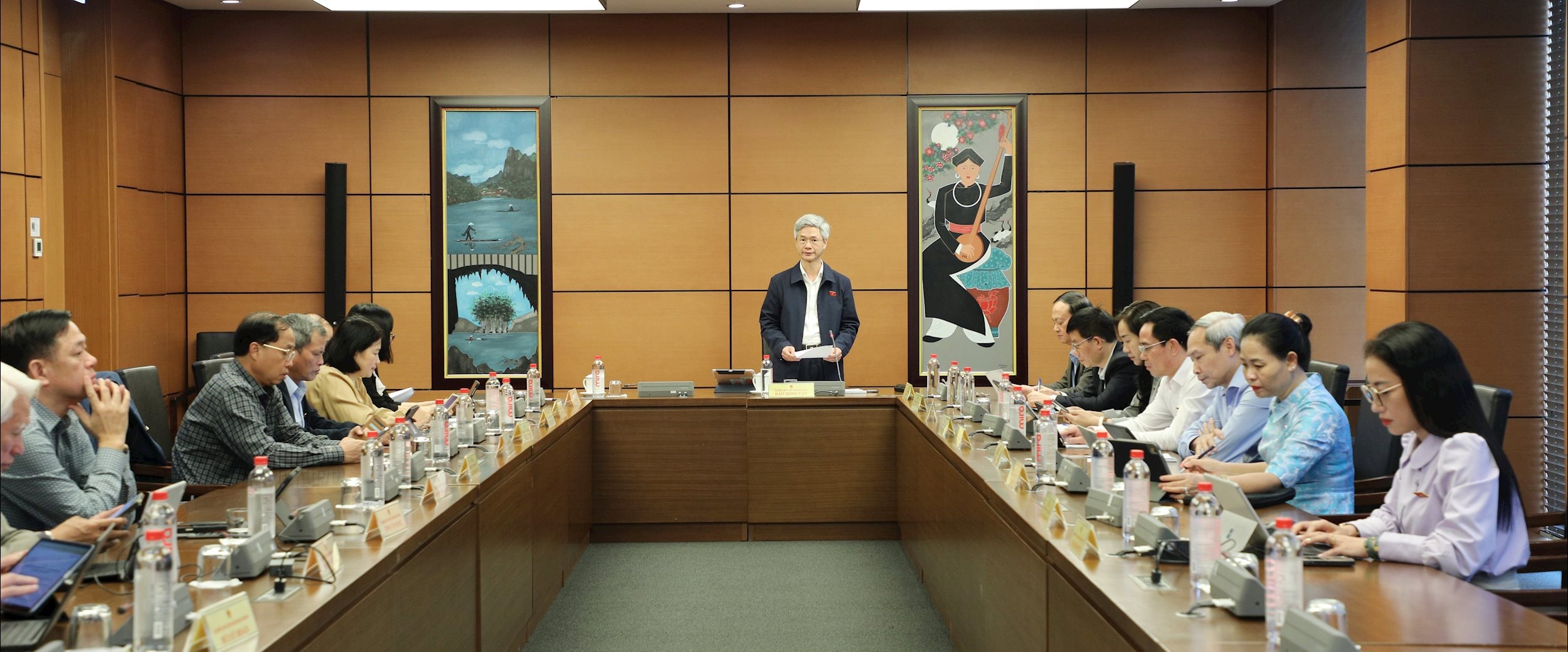 Översikt över grupp 9 inklusive nationalförsamlingsledamöter från provinserna (Hung Yen - Hai Phong) som diskuterar i grupp